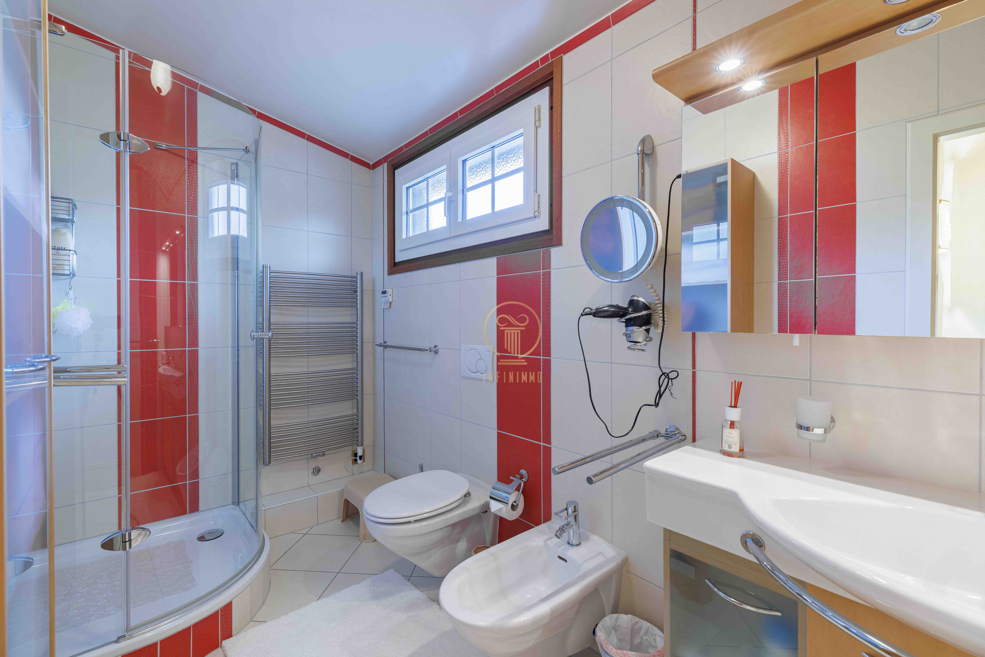 Modernes Badezimmer mit roten Akzentfliesen