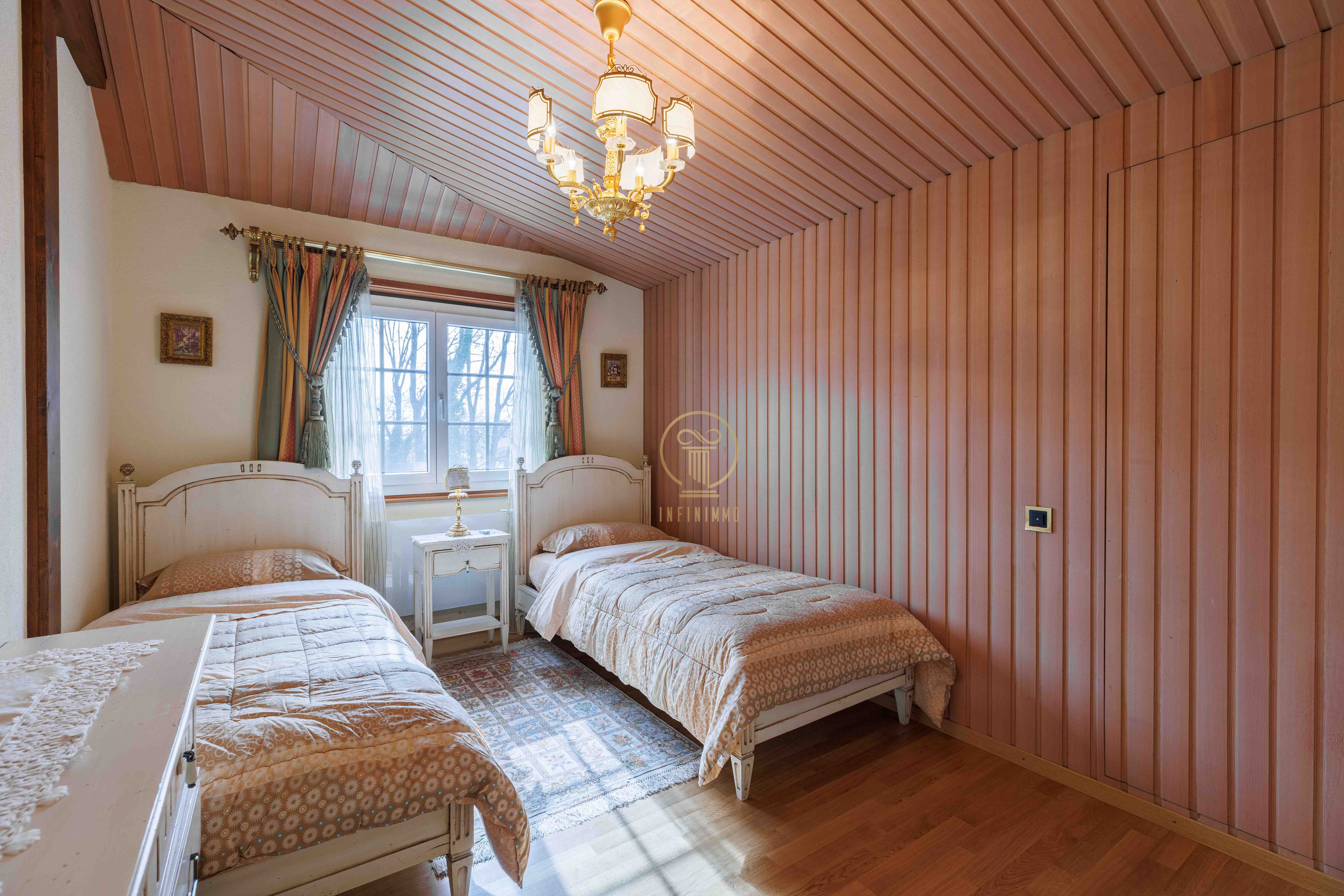 Dachgeschoss-Schlafzimmer mit zwei Einzelbetten