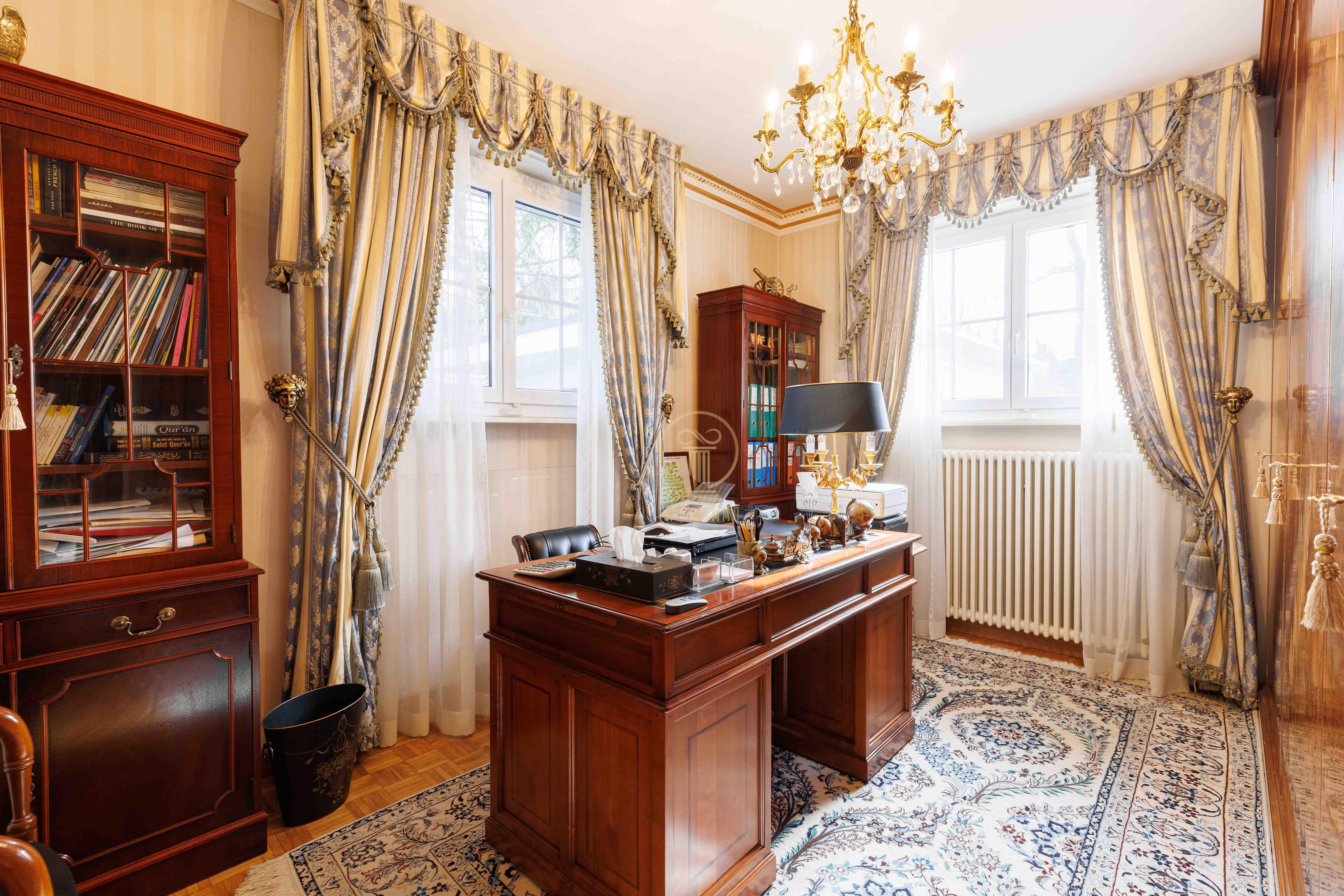 Klassisches Arbeitszimmer mit luxuriöser Ausstattung
