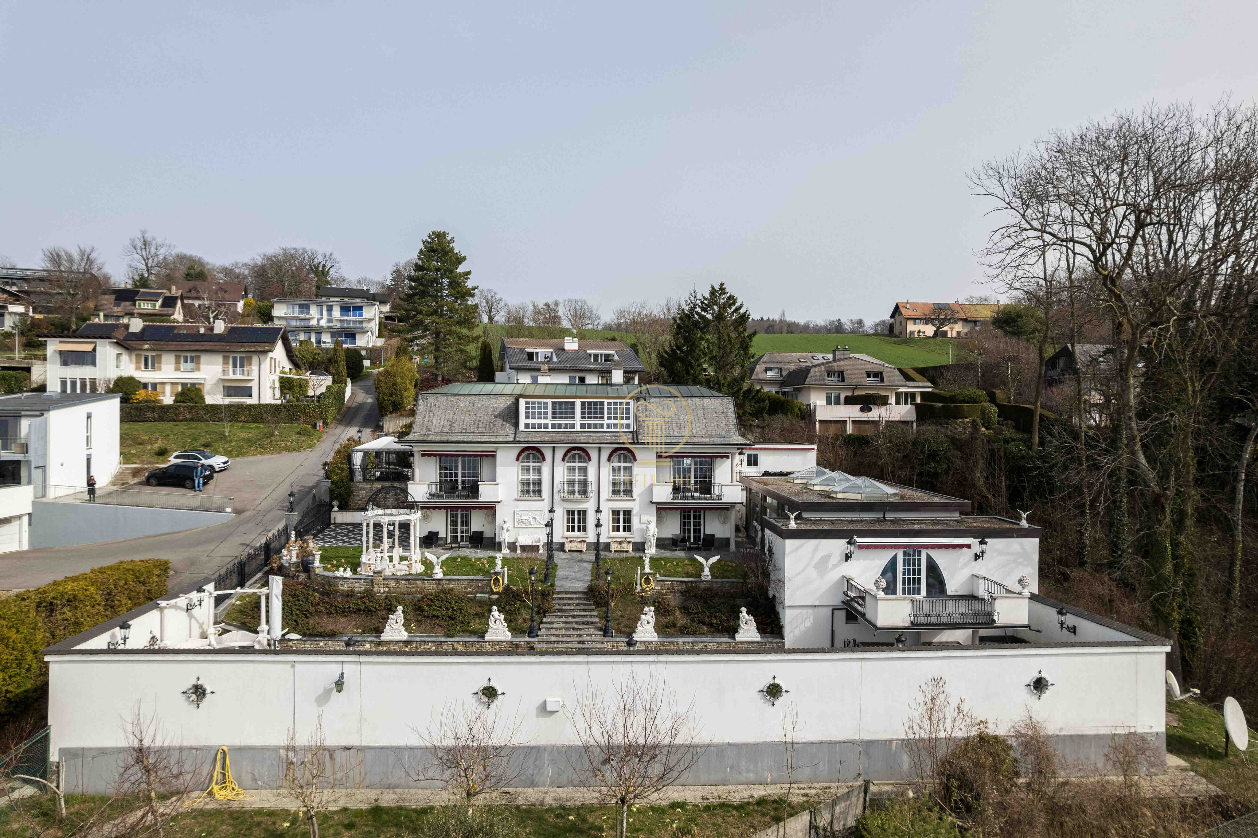 Ansicht einer repräsentativen Villa mit Gartenanlage