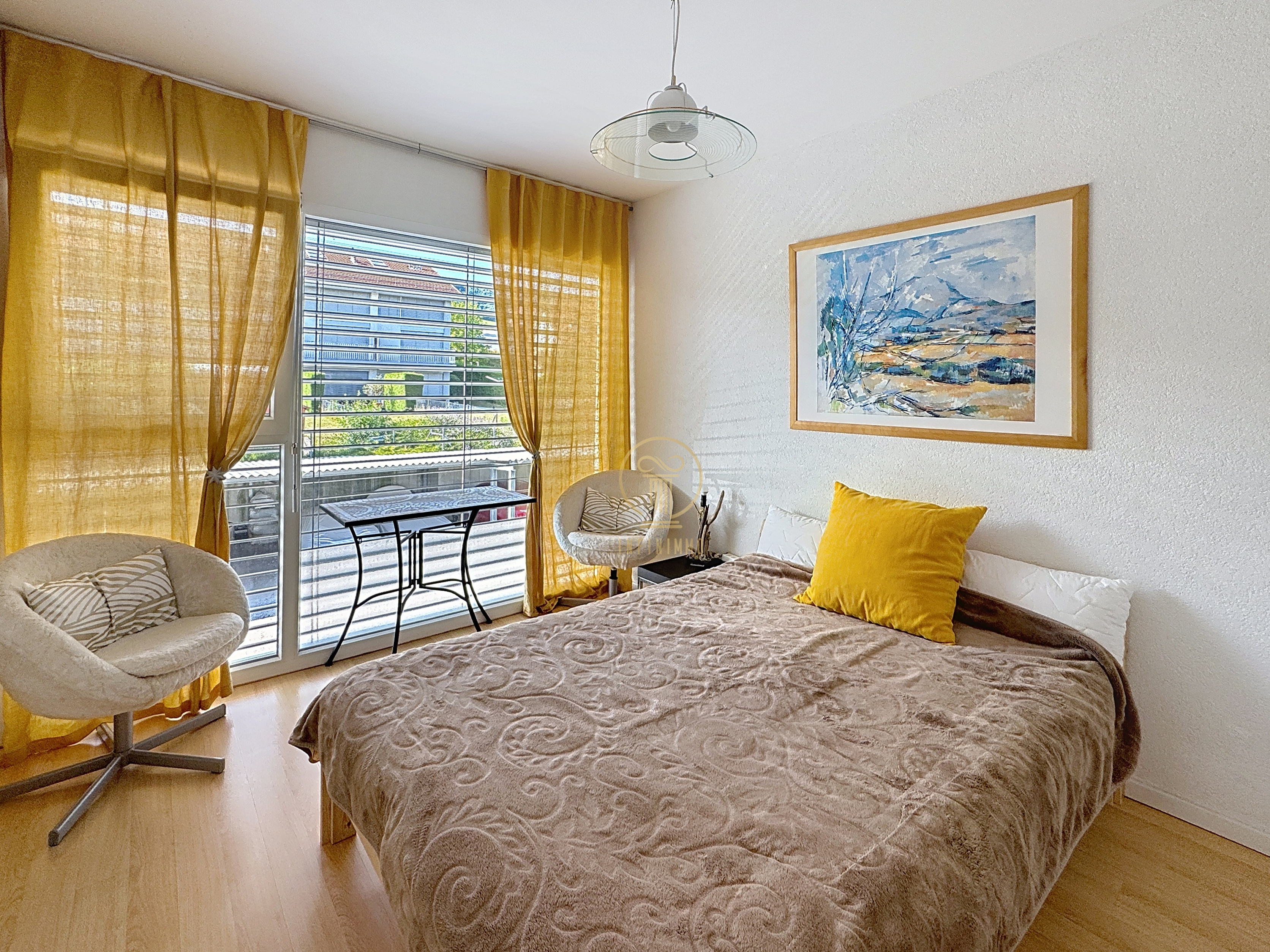 Helles Schlafzimmer mit Balkonzugang
