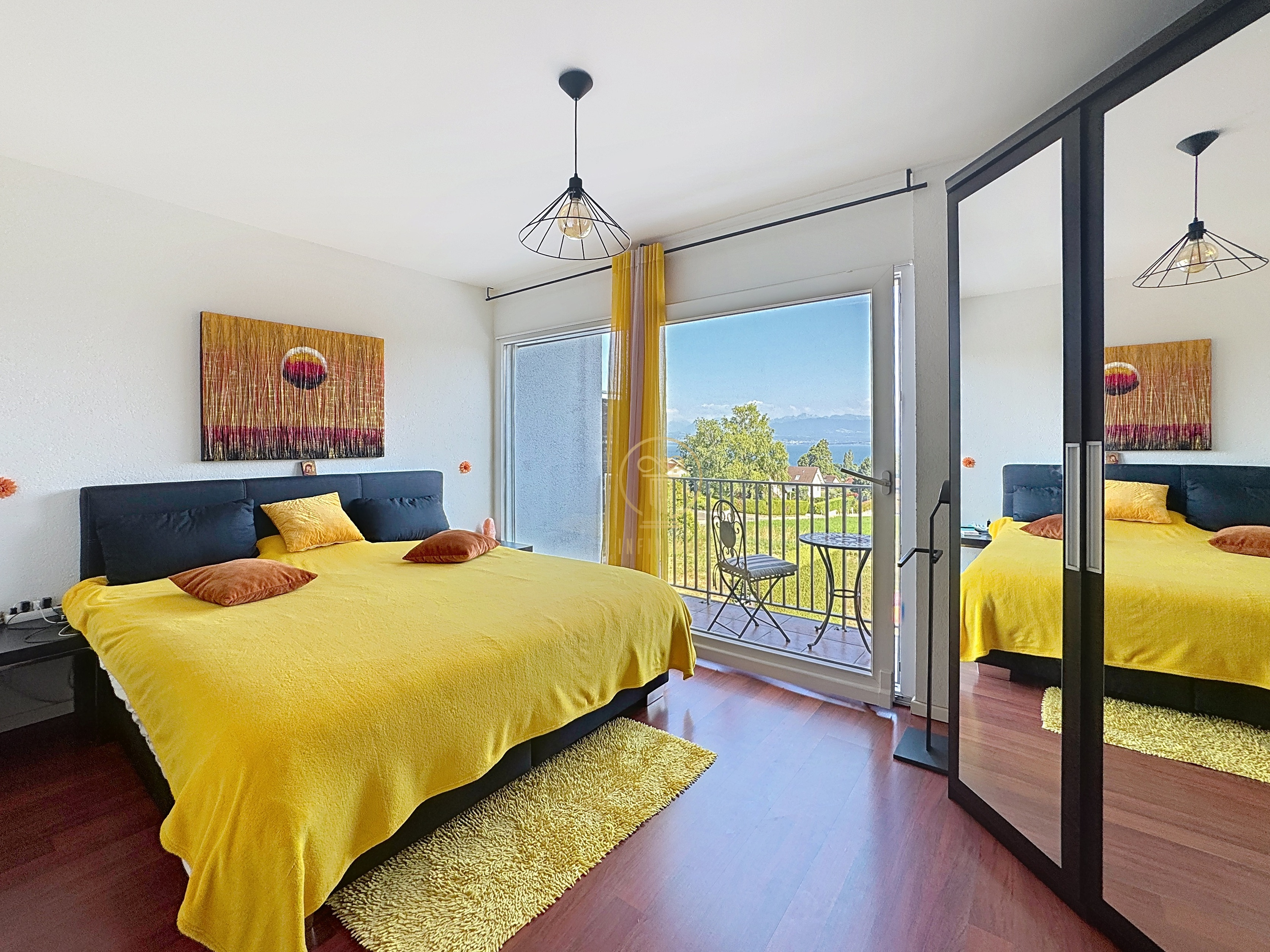 Helles Schlafzimmer mit Balkonblick