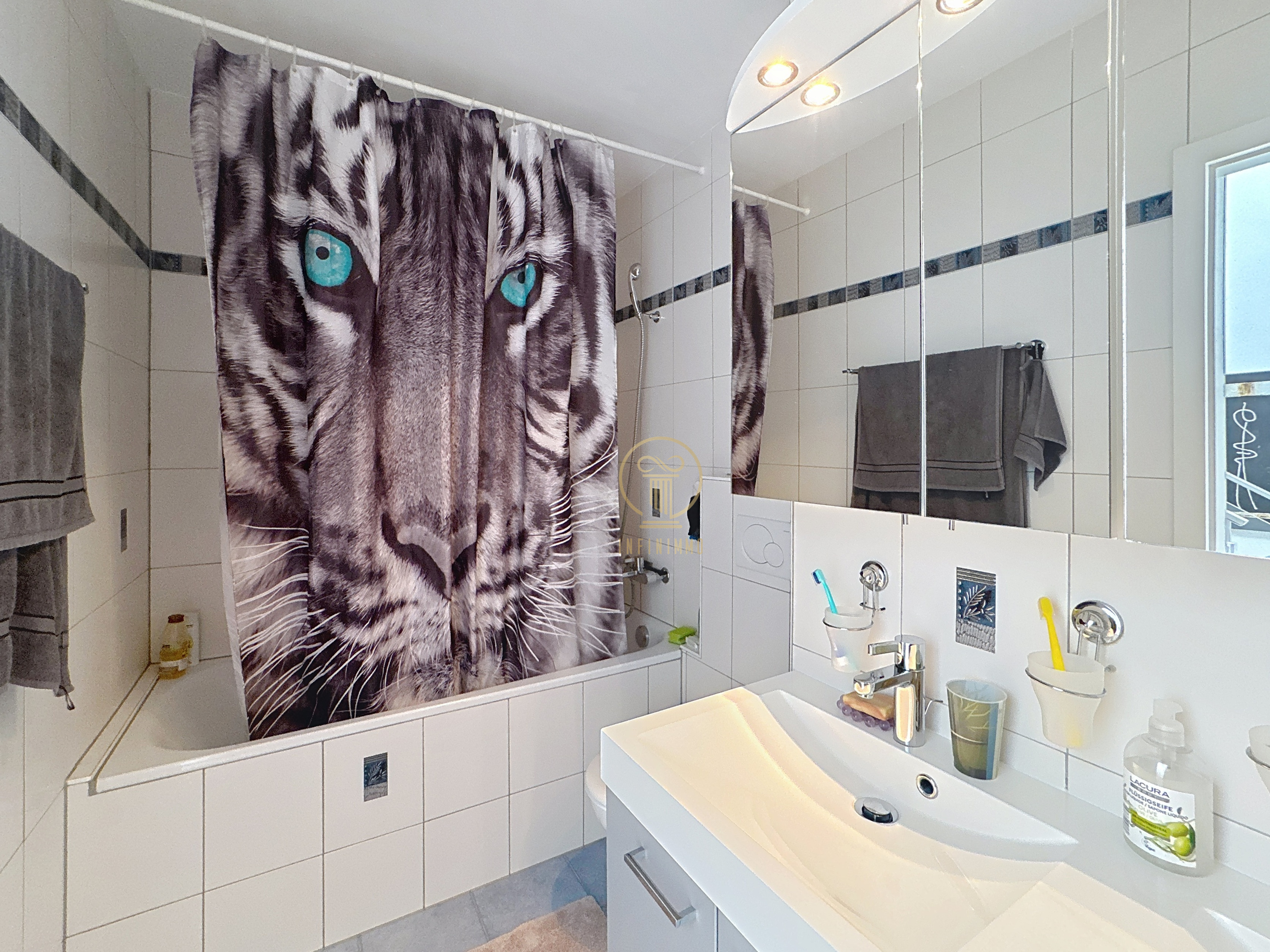 Modernes Badezimmer mit auffälligem Duschvorhang