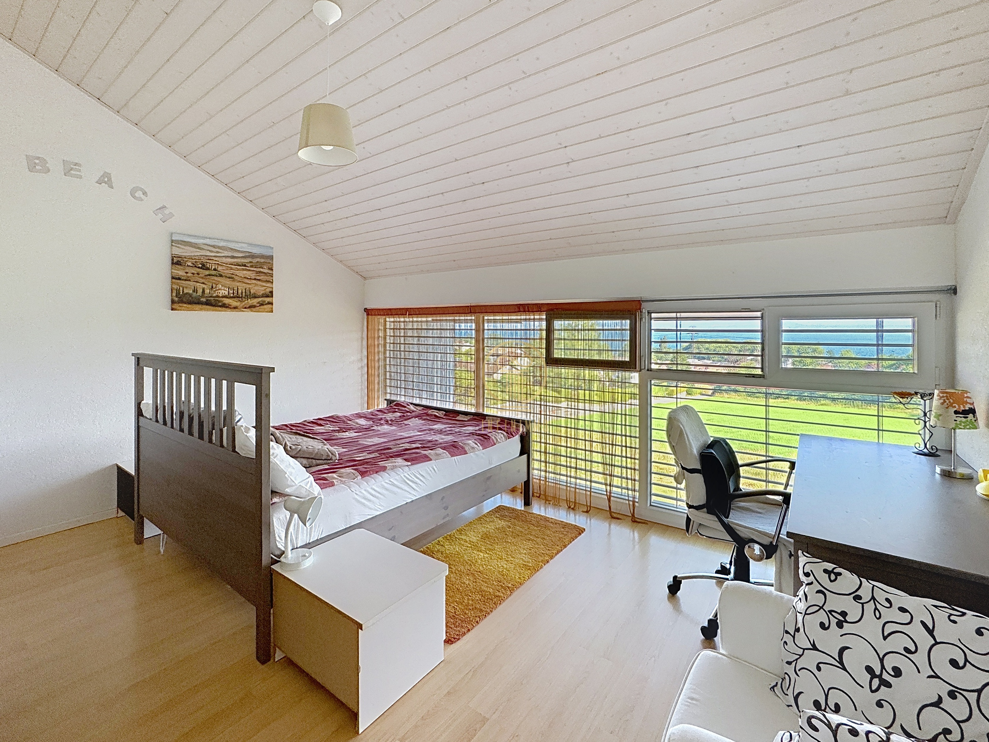 Helles Schlafzimmer mit Meerblick