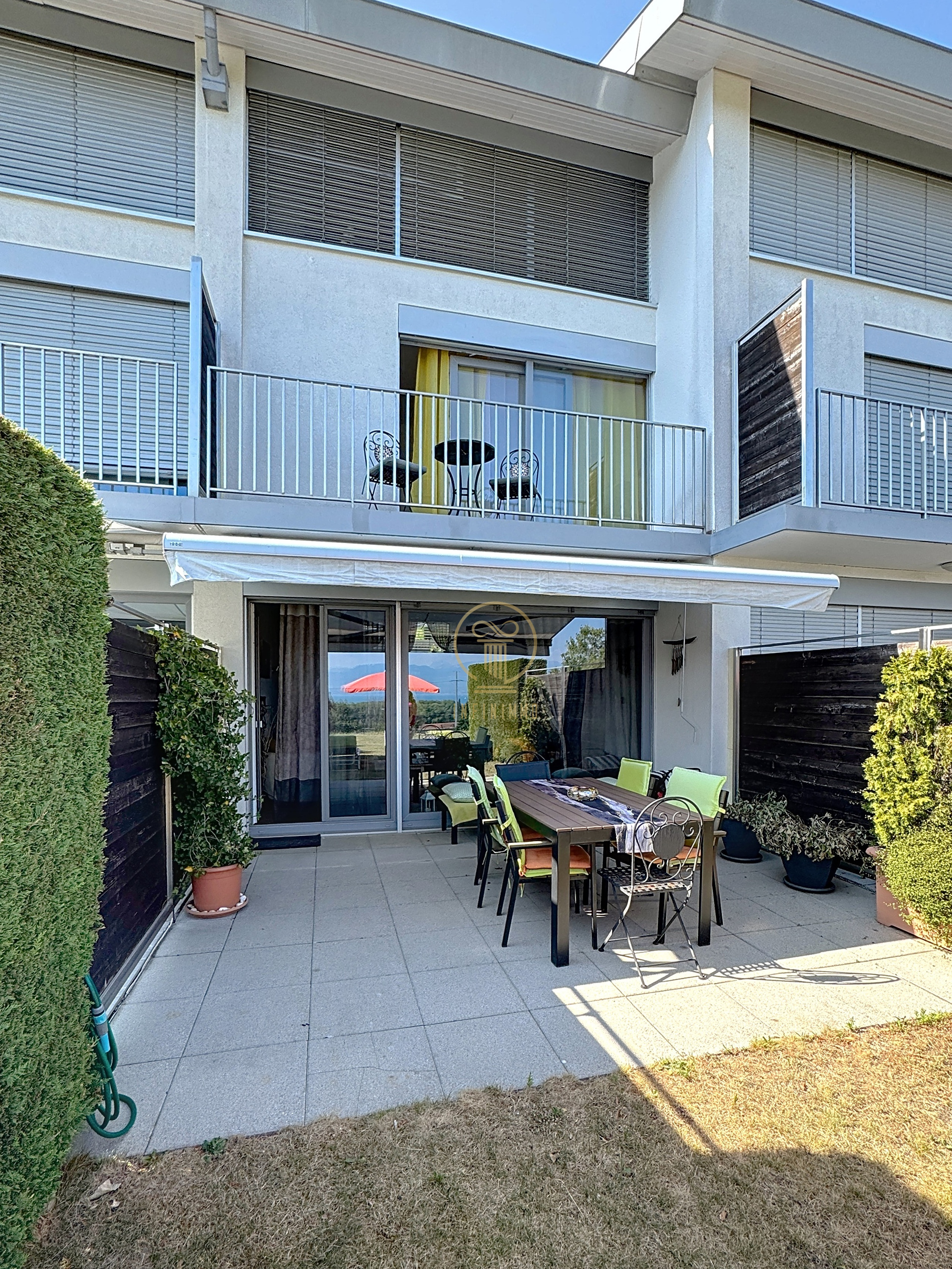 Terrasse eines modernen Wohnhauses