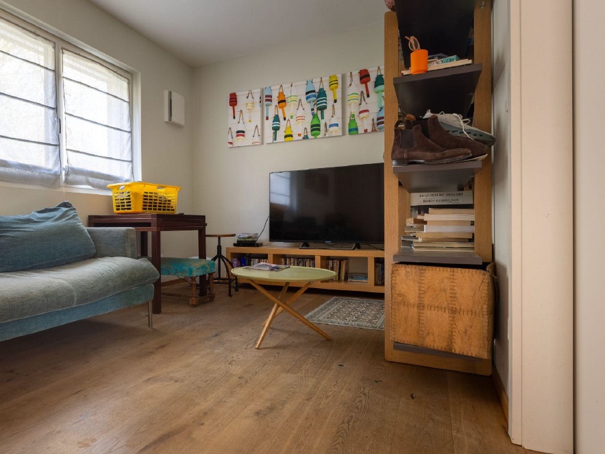 Wohnzimmer mit TV und Sofa