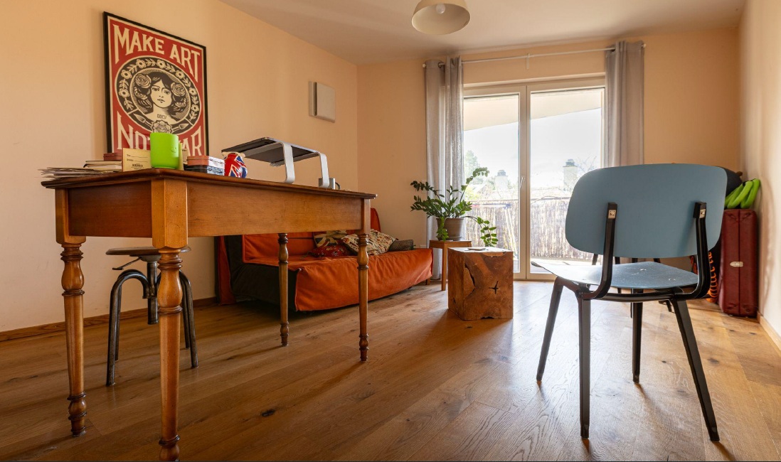 Helles Arbeits- und Wohnzimmer mit Balkonzugang