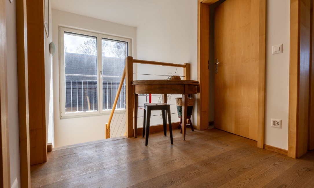 Treppenpodest mit Fenster und Holztüren