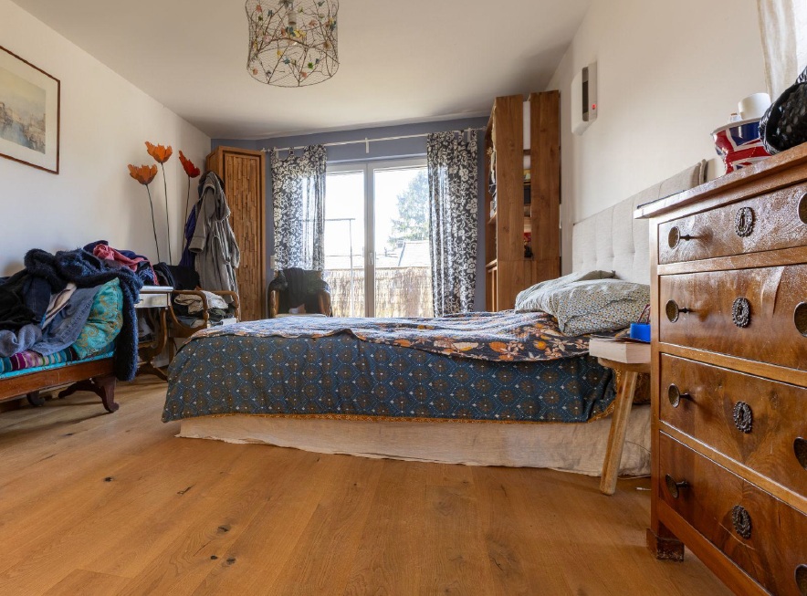 Schlafzimmer mit Tageslicht und Holzdetails