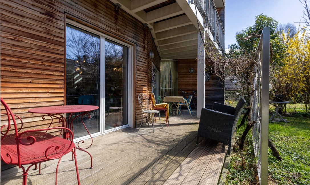 Terrasse mit Holzfassade und Gartenblick