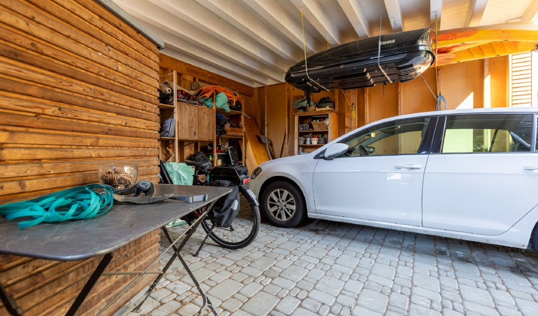 Garage mit Auto und Sportausrüstung