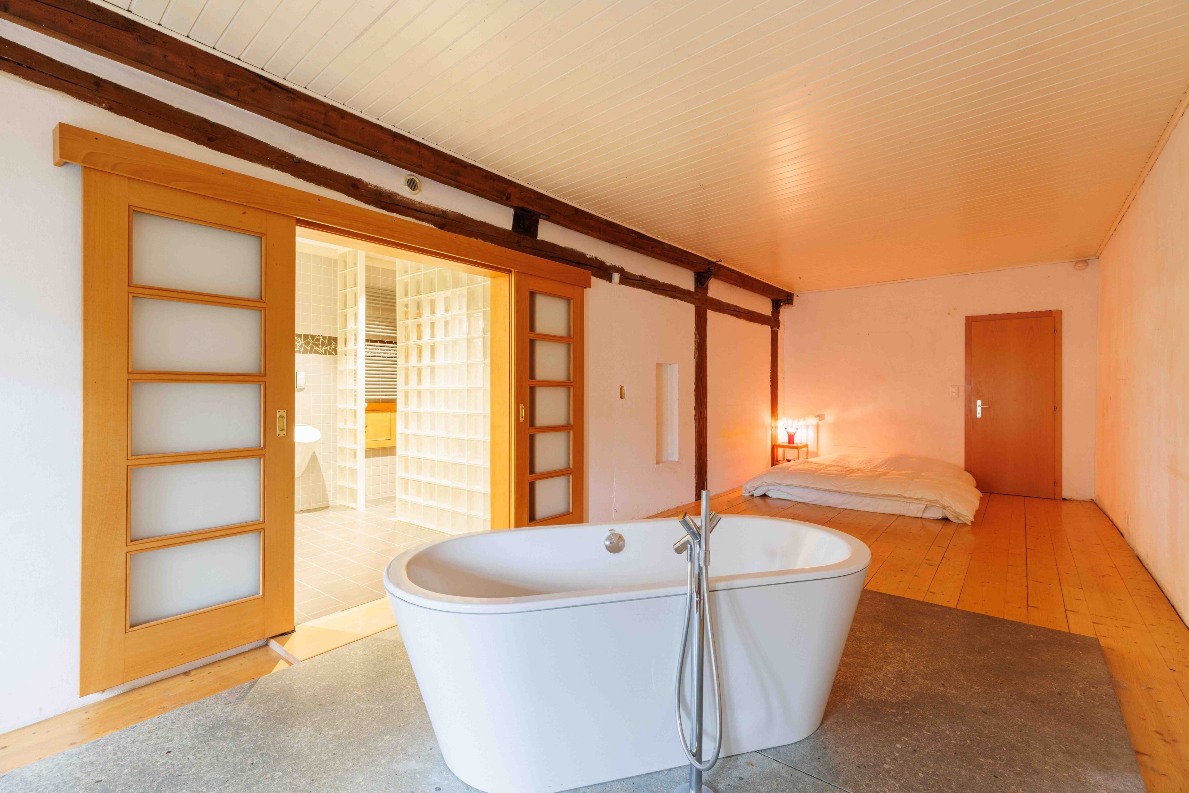 Offenes Schlafzimmer mit freistehender Wanne