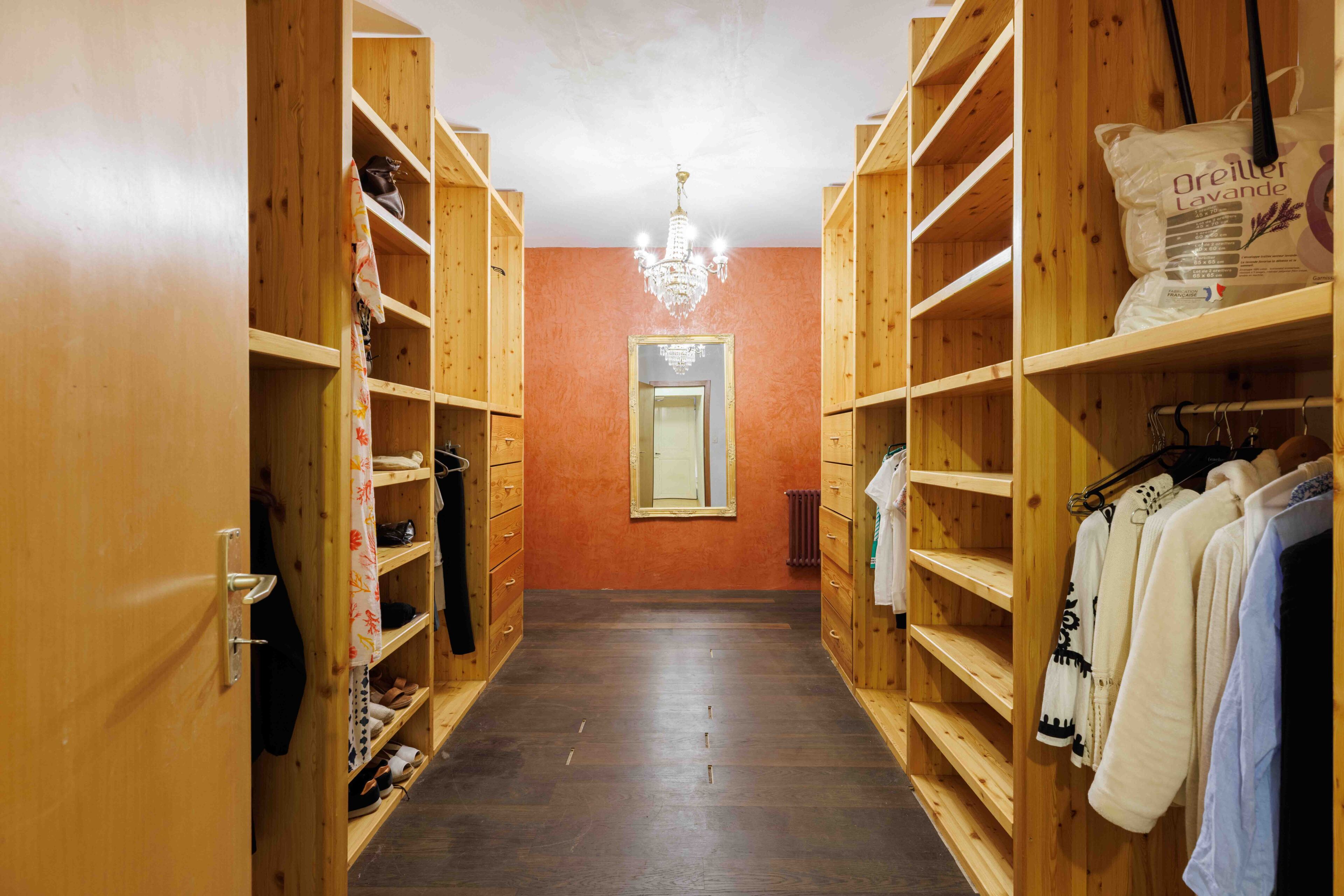Ankleidezimmer mit offenen Holzregalen