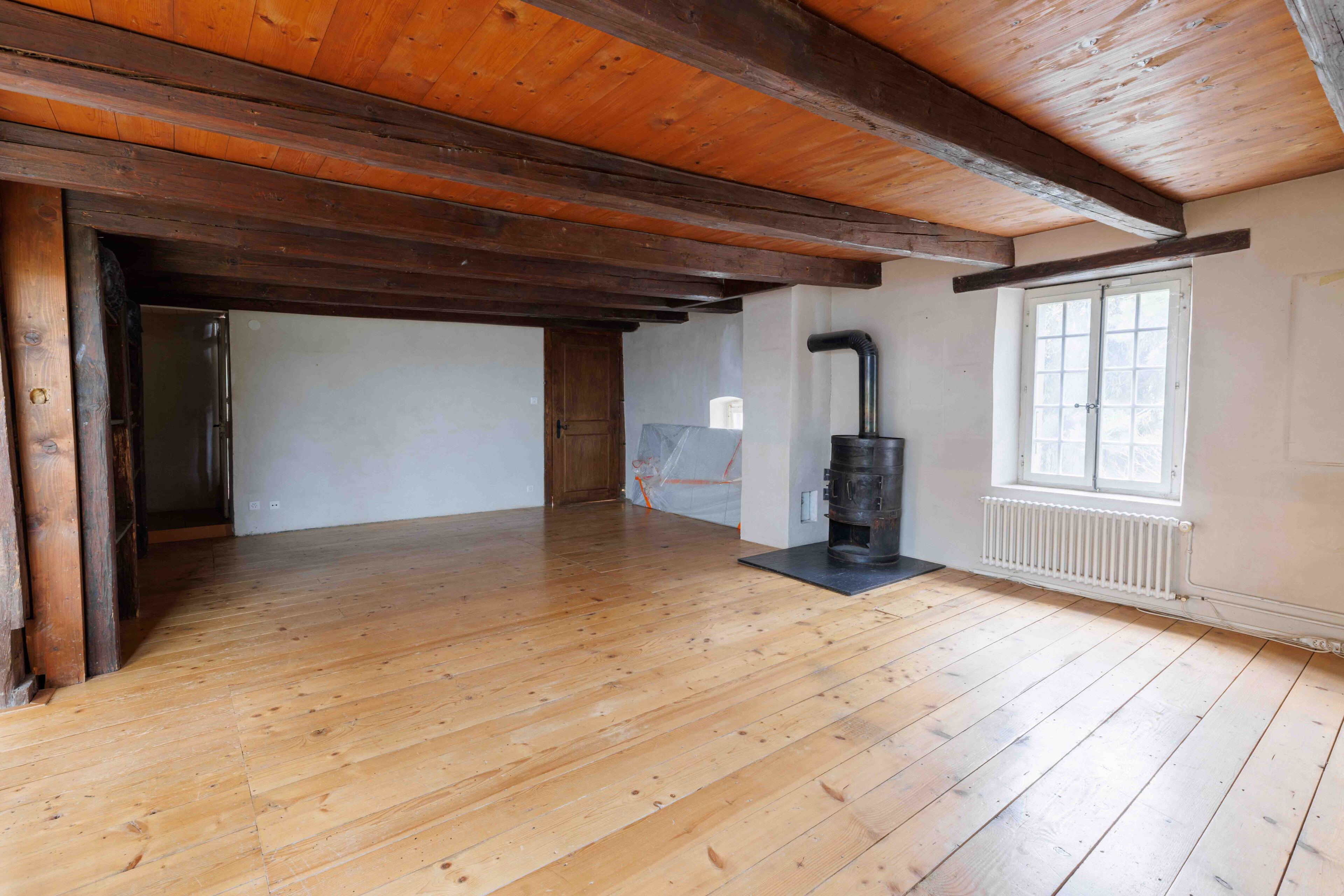 Rustikaler Innenraum mit Holzbalkendecke