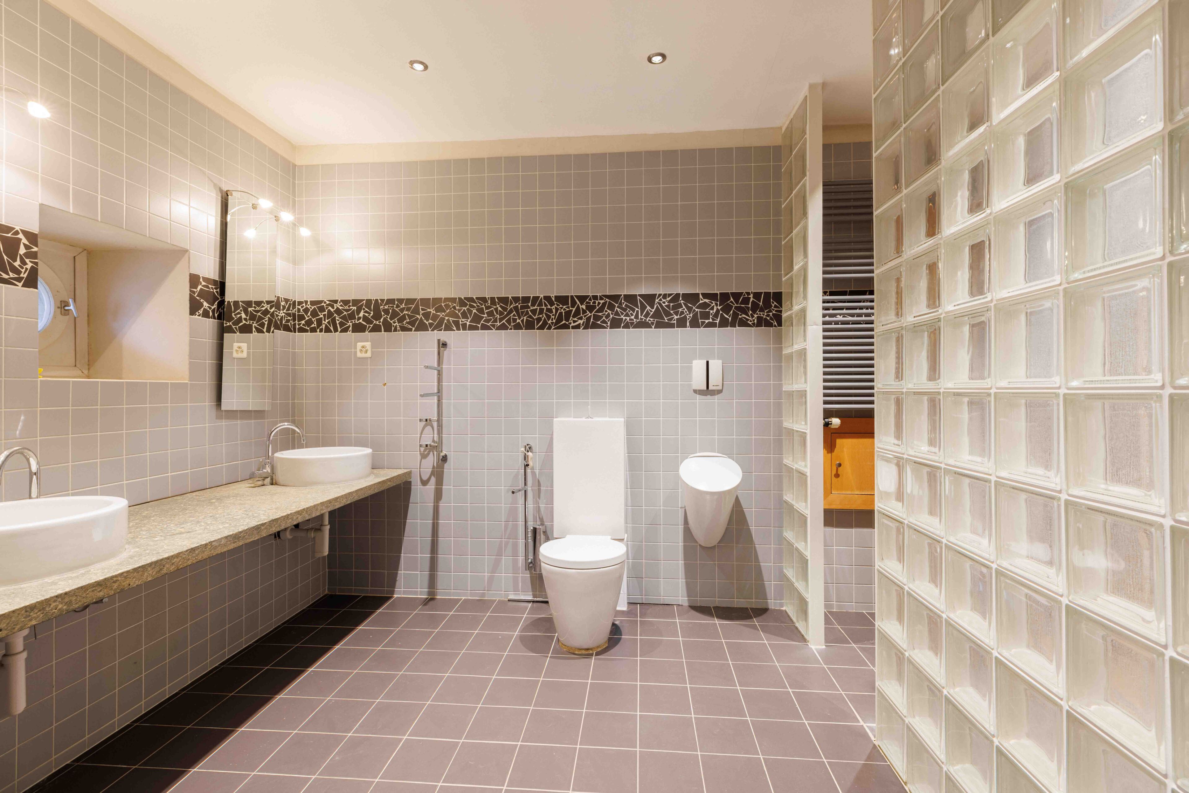 Modernes Badezimmer mit Doppelwaschtisch und WC