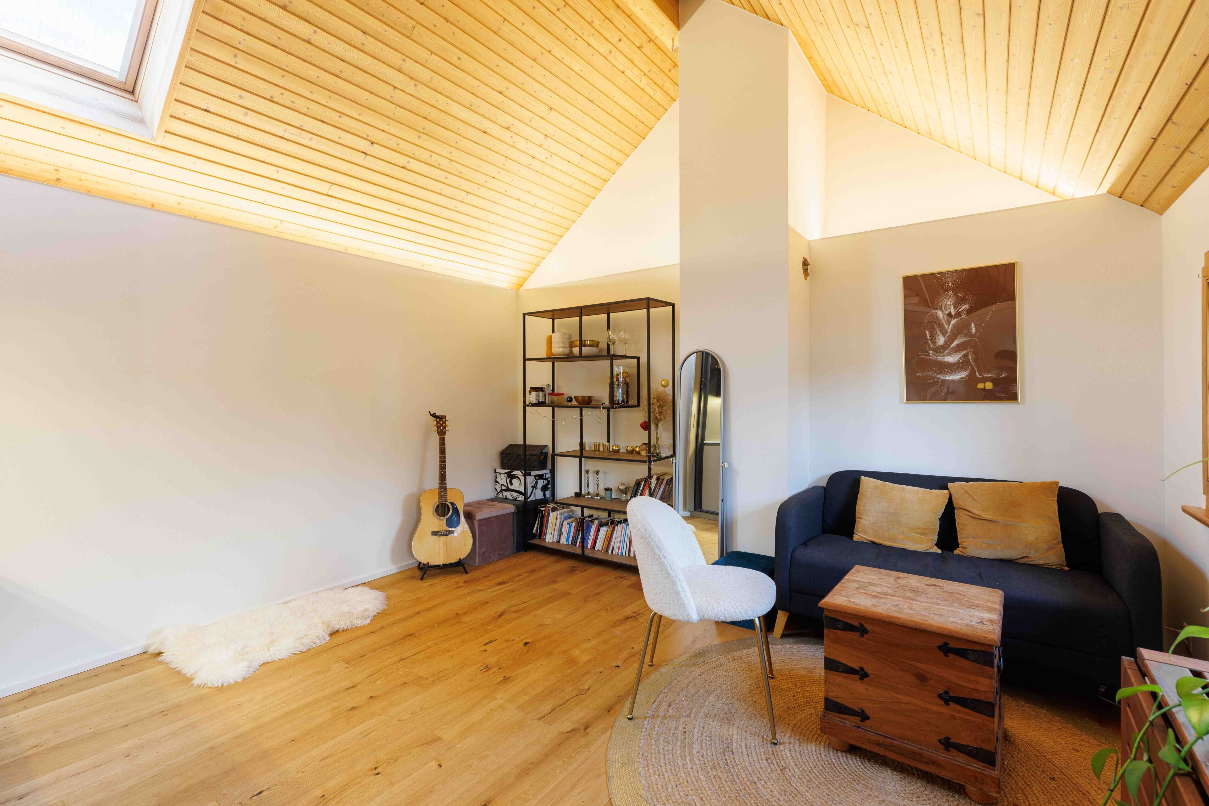 Helles Dachgeschoss-Wohnzimmer mit Holzdecke