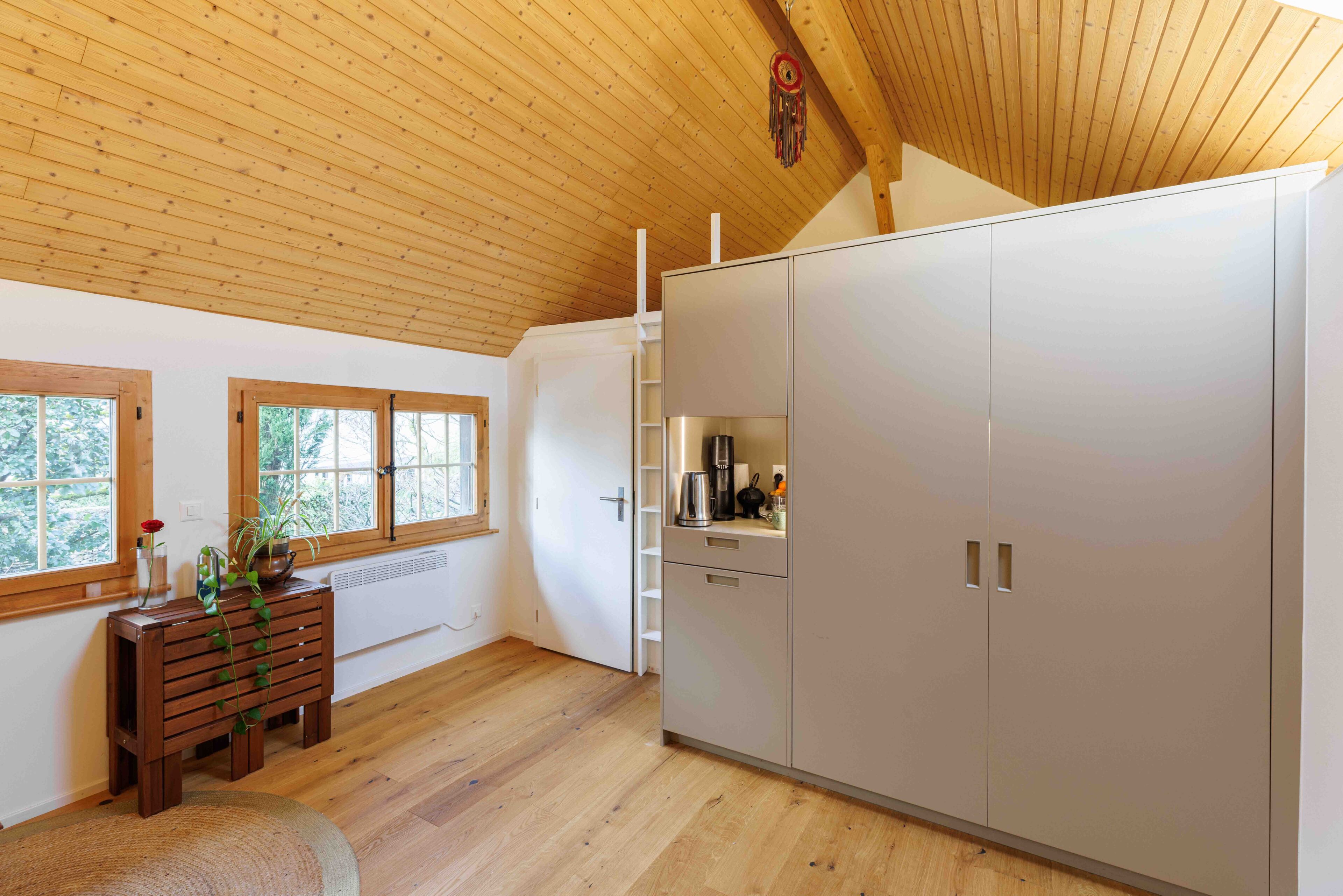Helles Zimmer mit Einbauschrank und Holzdecke