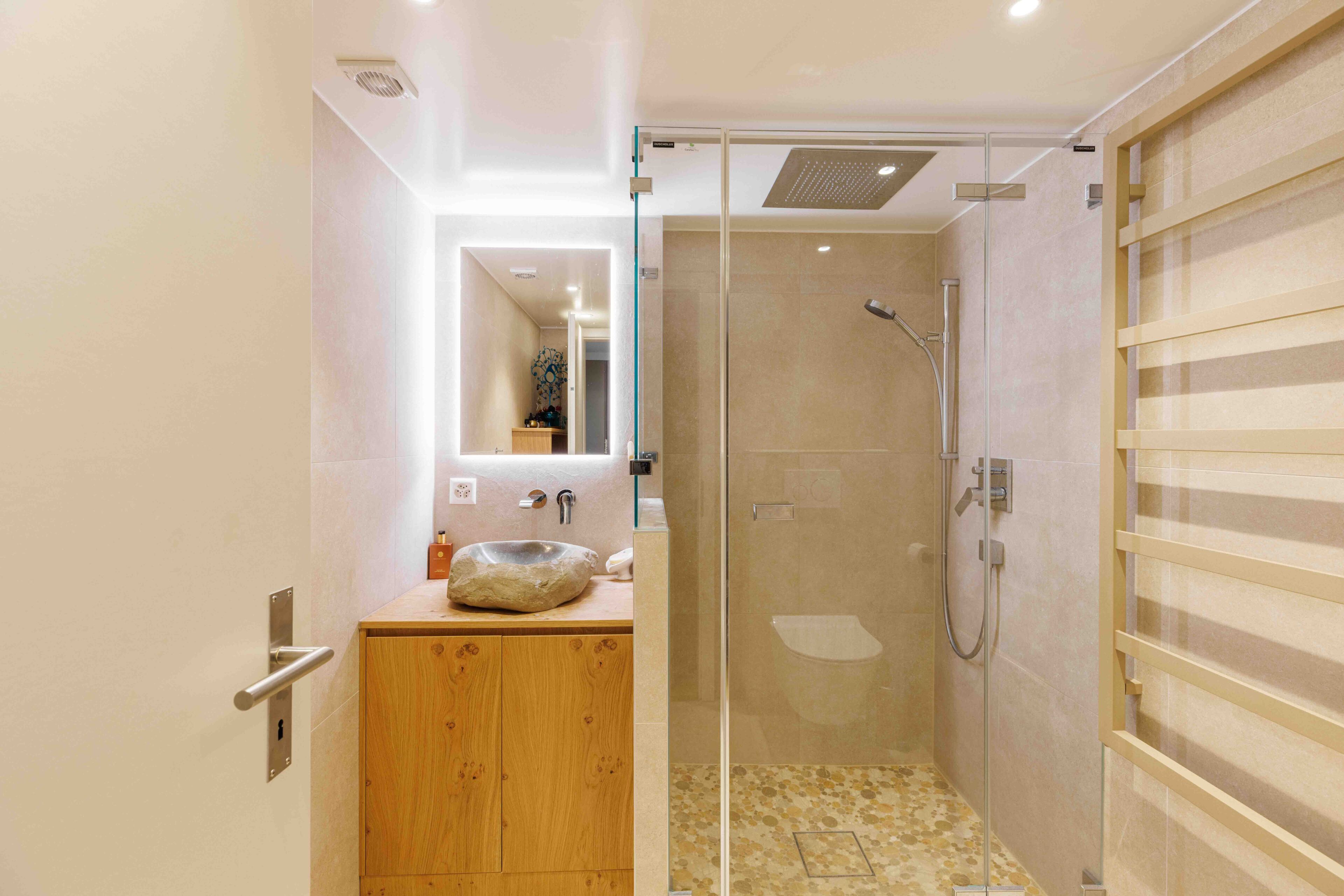 Modernes Badezimmer mit begehbarer Dusche und Naturwaschbecken