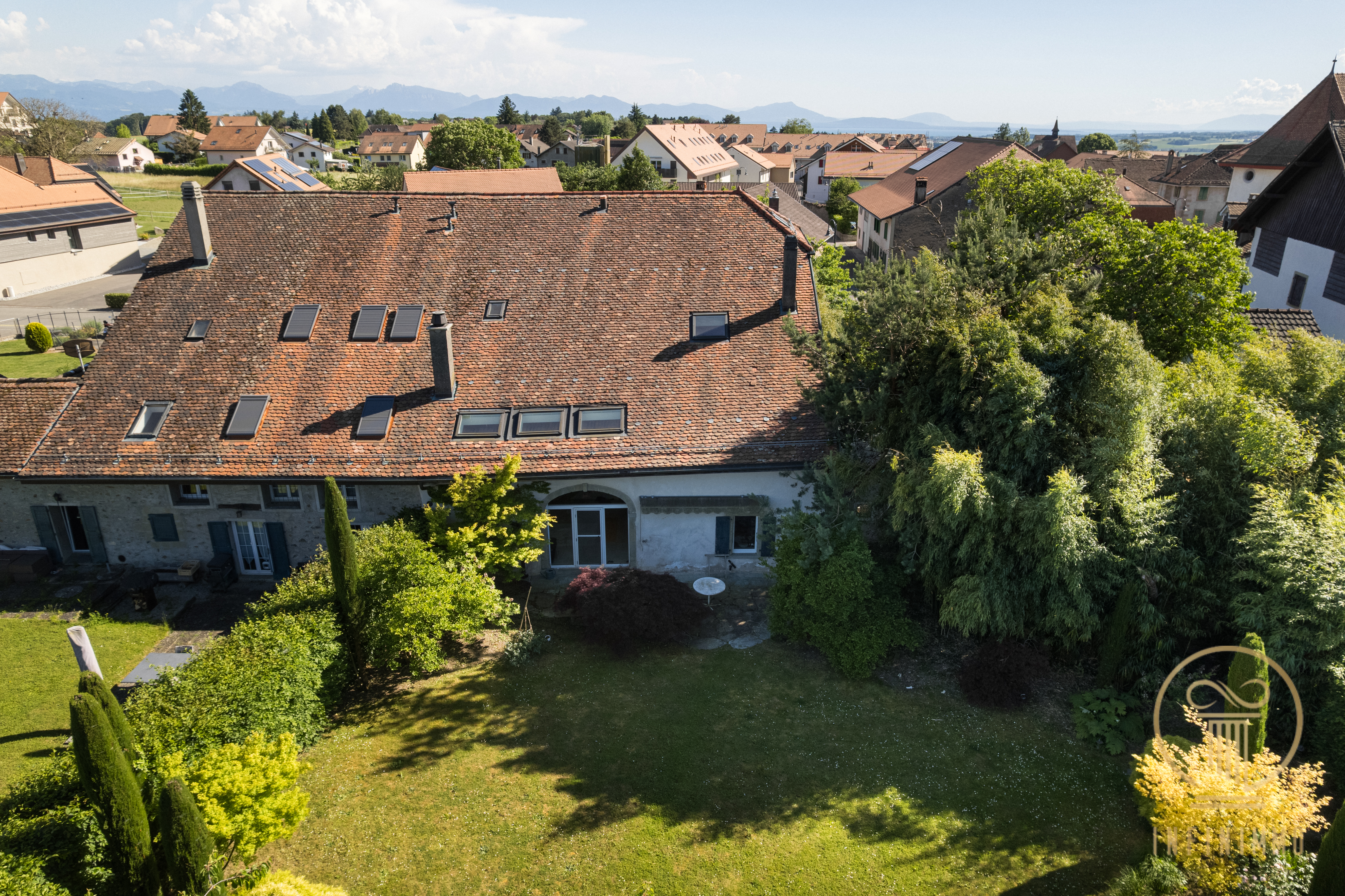 Dach- und Gartenansicht eines Wohnhauses mit Blick auf die Nachbarschaft