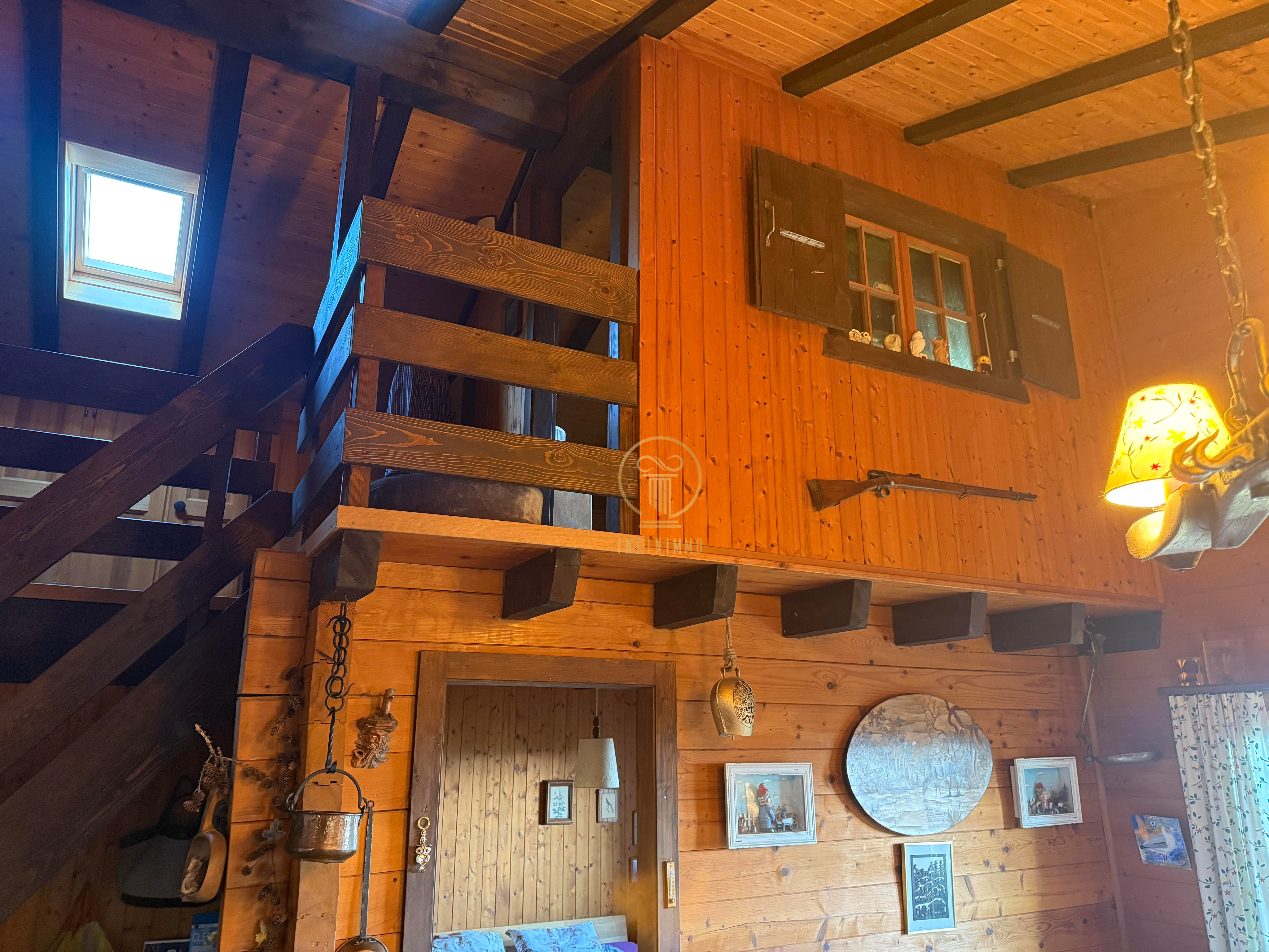 Rustikale Holzinnenansicht mit Galerie und Dachfenster