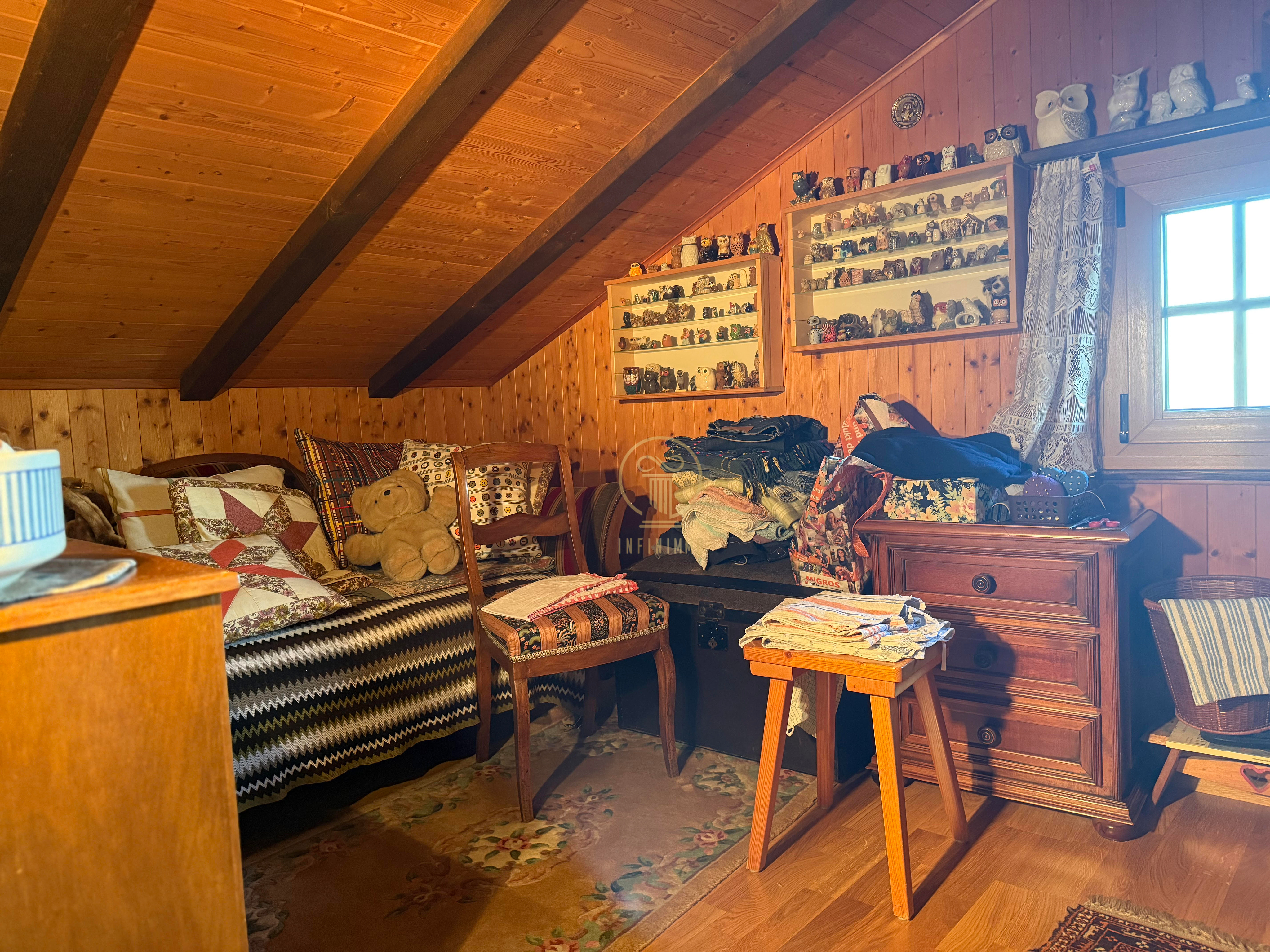 Gemütlicher Dachraum mit Holzverkleidung