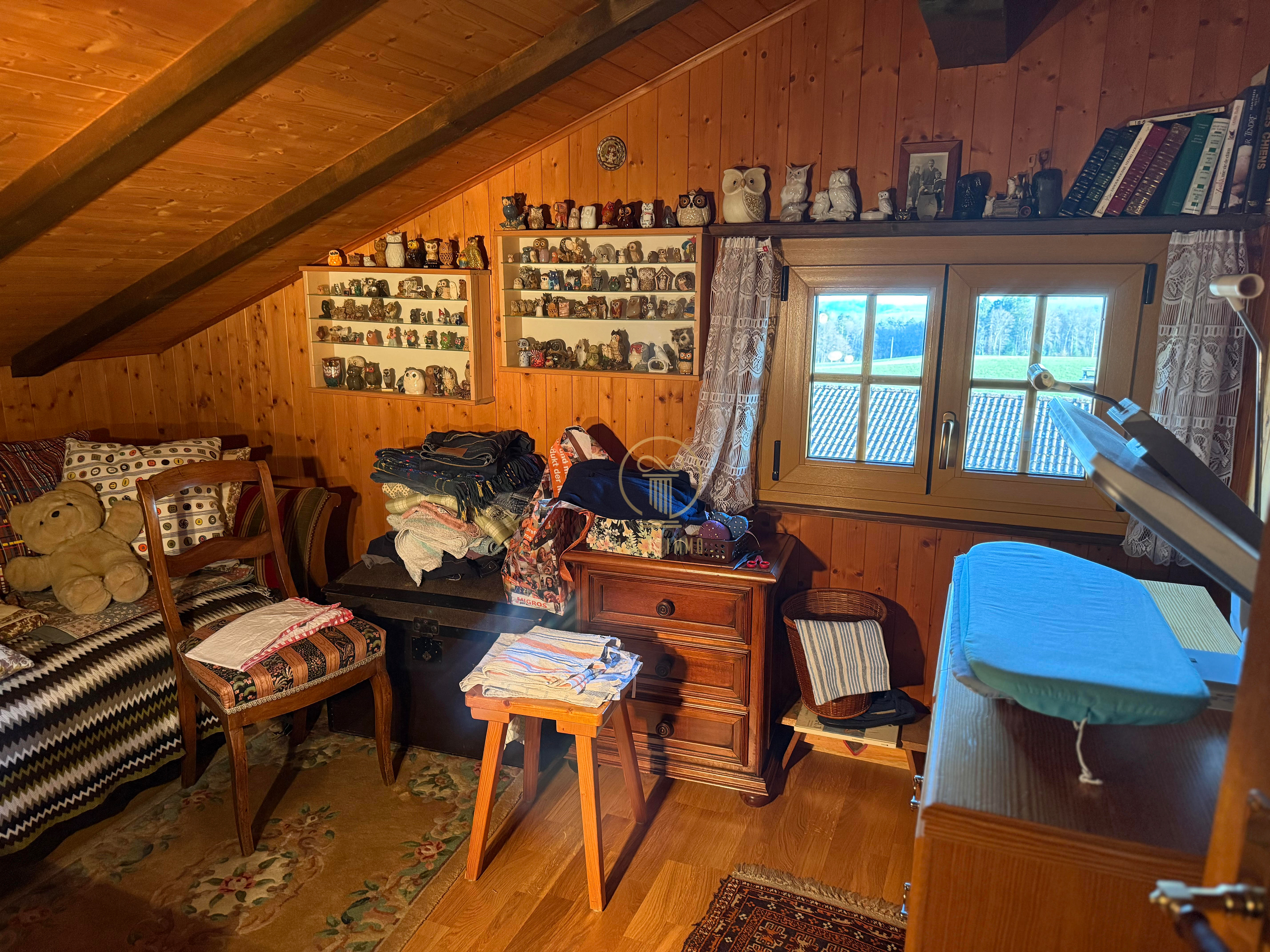 Dachzimmer mit Holzverkleidung