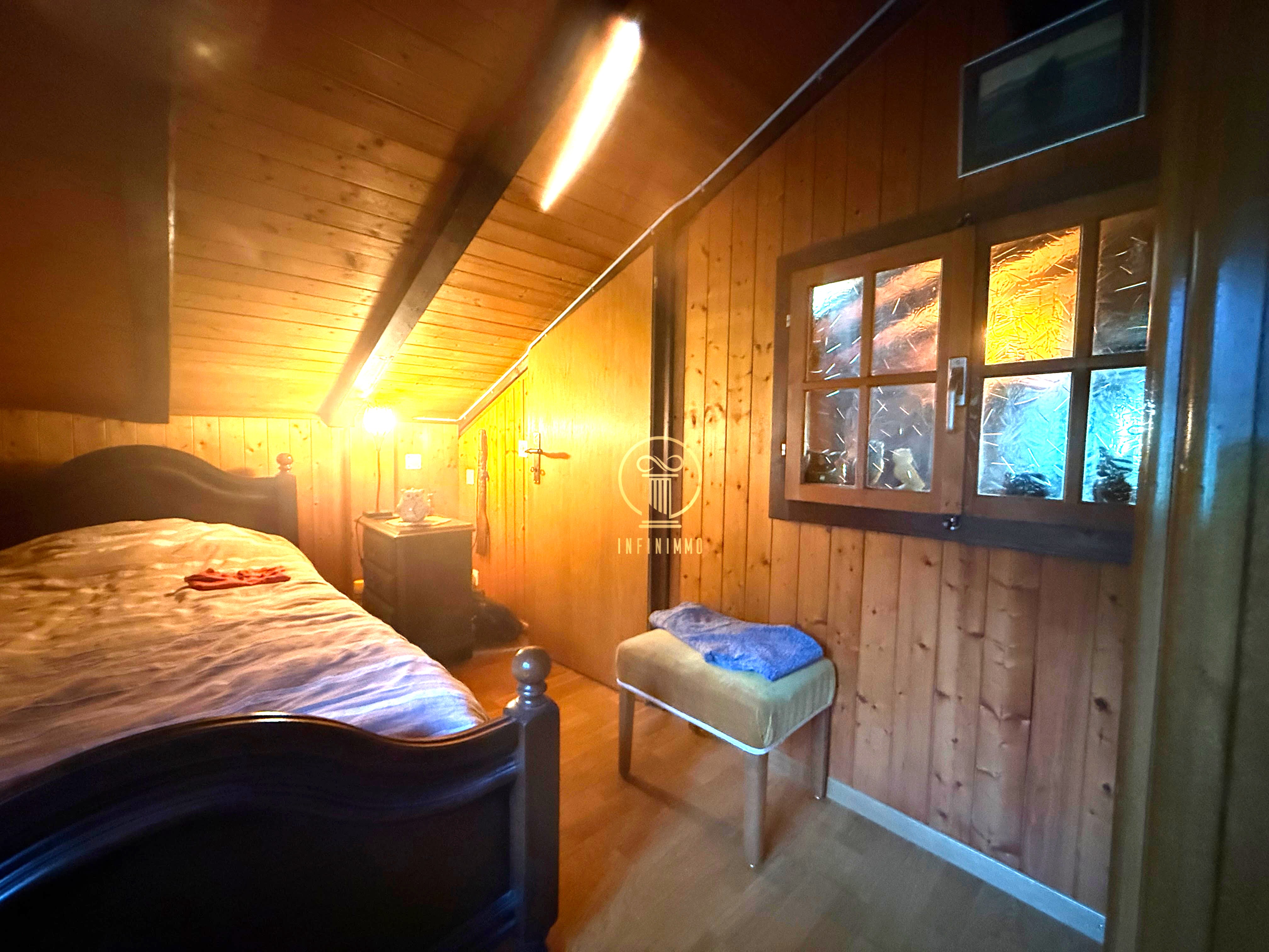Gemütliches Dachzimmer mit Holzvertäfelung