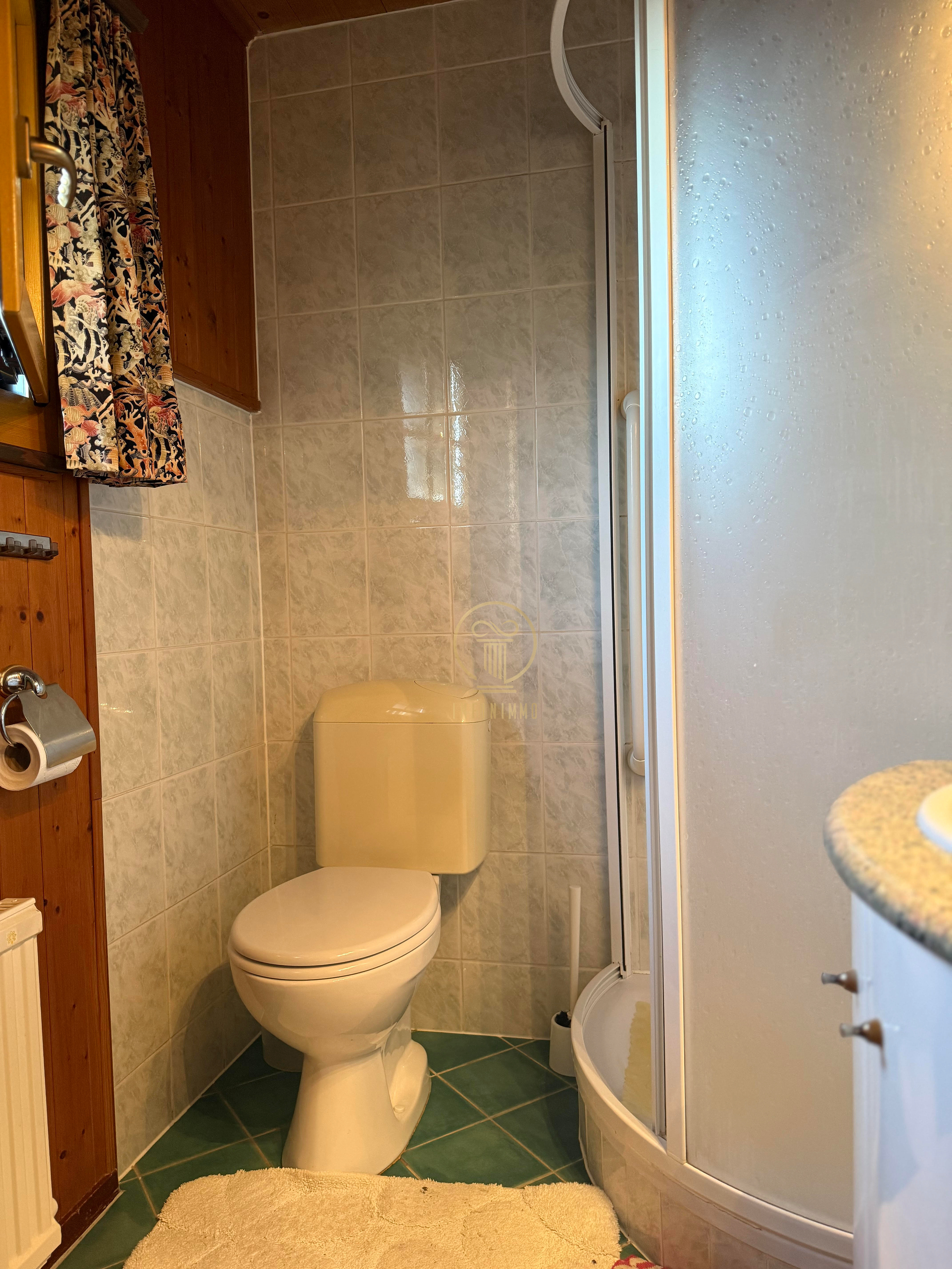 Kleines Bad mit WC und Duschkabine