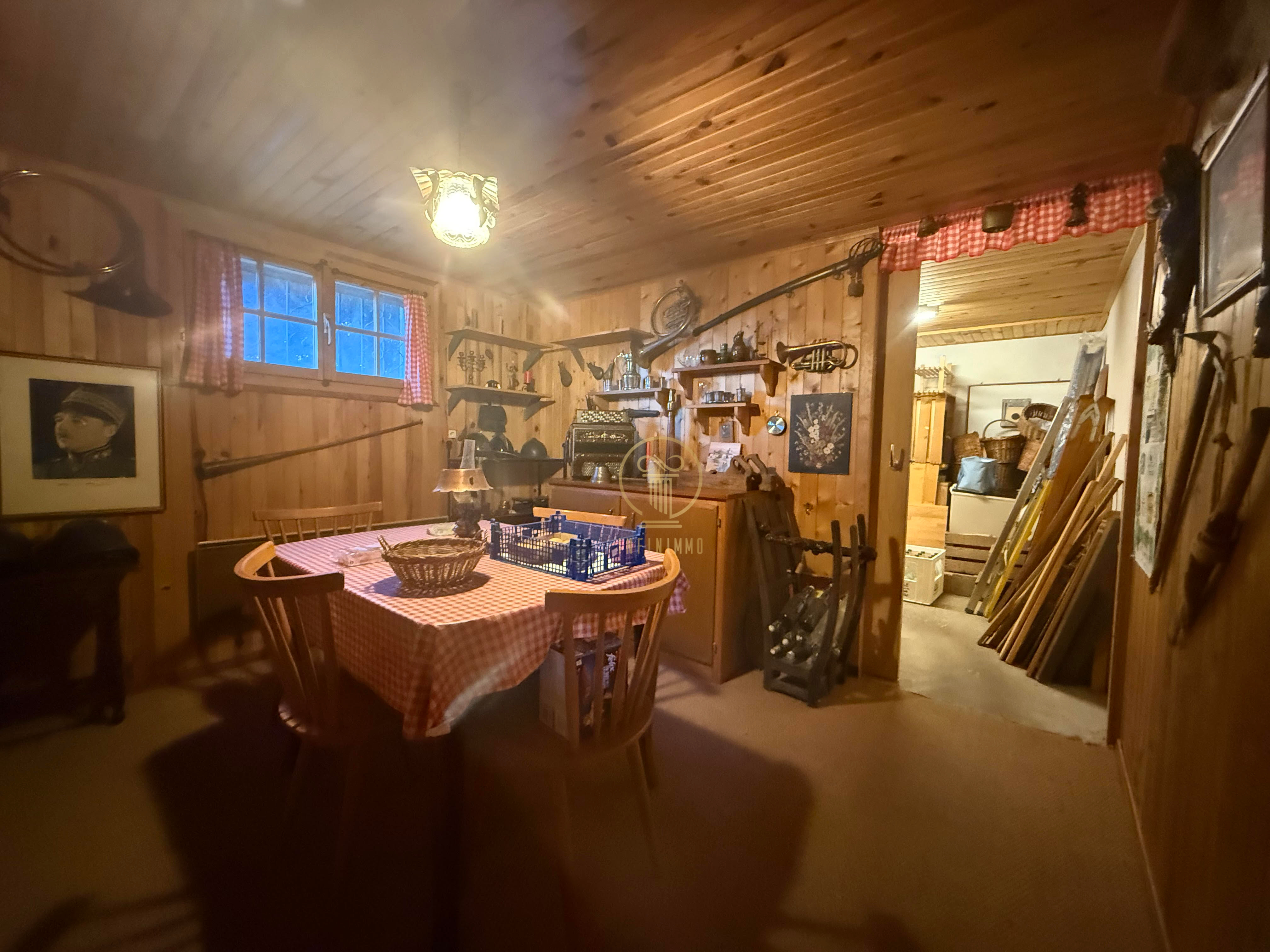 Rustikaler Holzraum mit Essecke