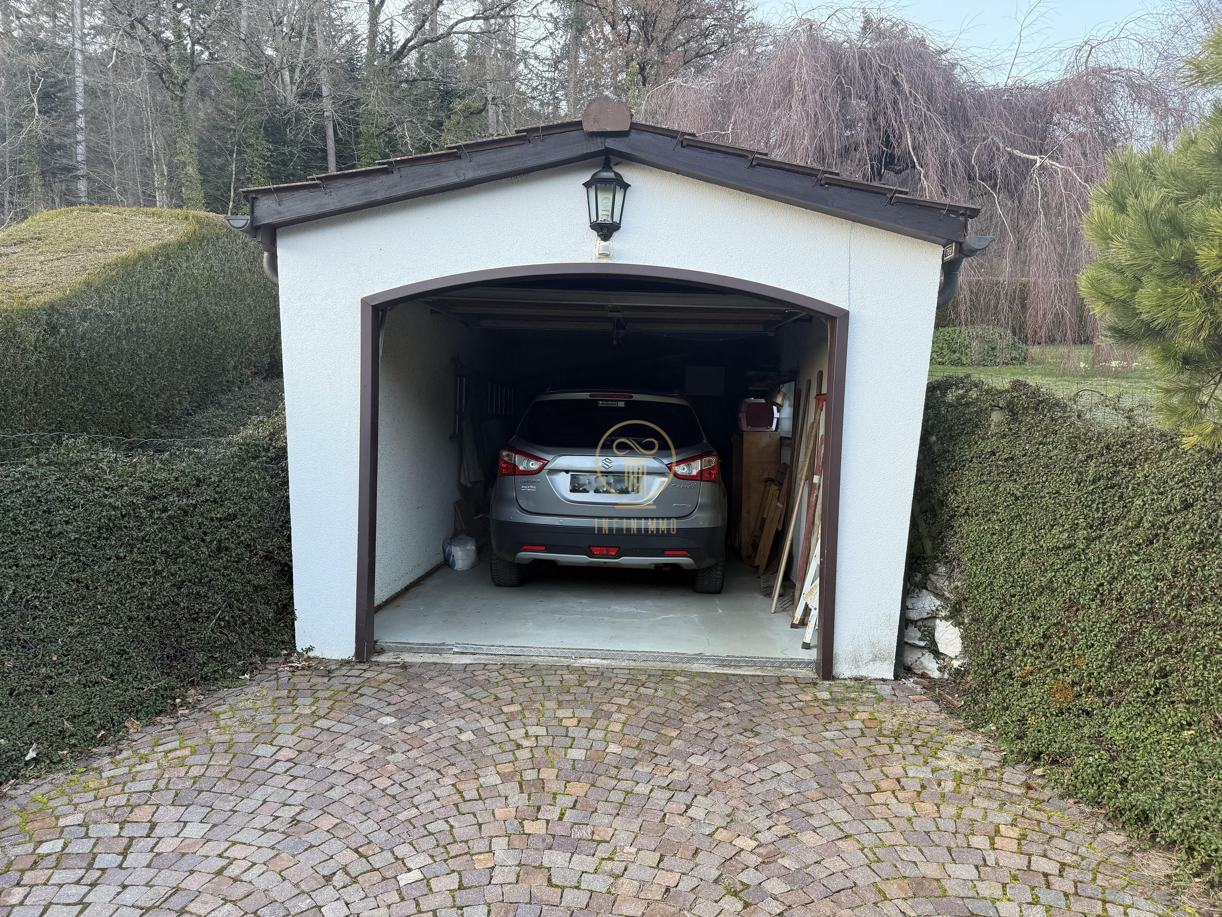 Garage mit Zufahrt