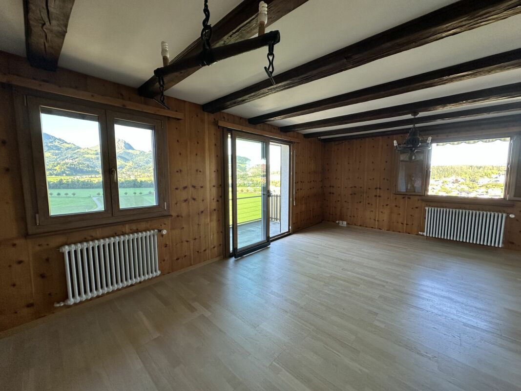 Holzvertäfelter Wohnraum mit Bergblick