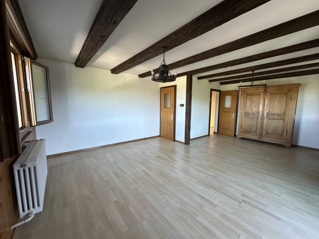 Rustikales Schlafzimmer mit Holzbalkendecke