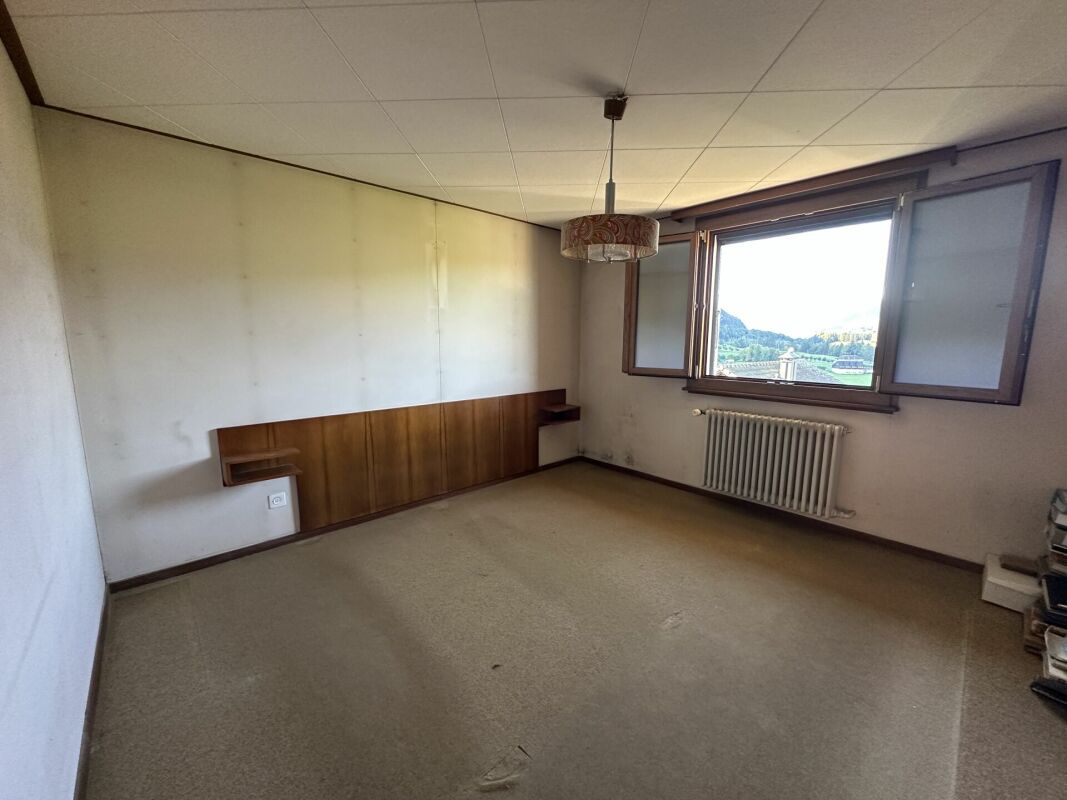 Leeres Zimmer mit Fenster und Heizkörper