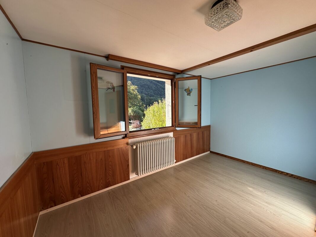 Leeres Zimmer mit offenem Fenster und Bergblick