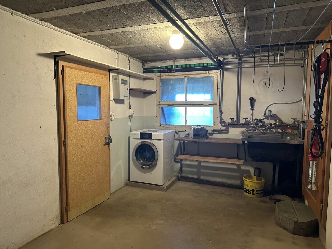 Keller- bzw. Technikraum mit Waschmaschine