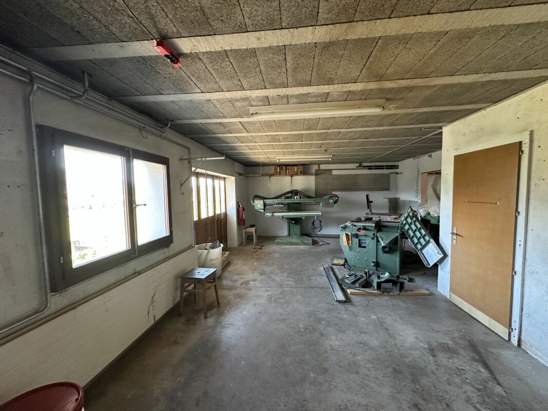 Werkstatt/Industrie-Garage mit Maschinen