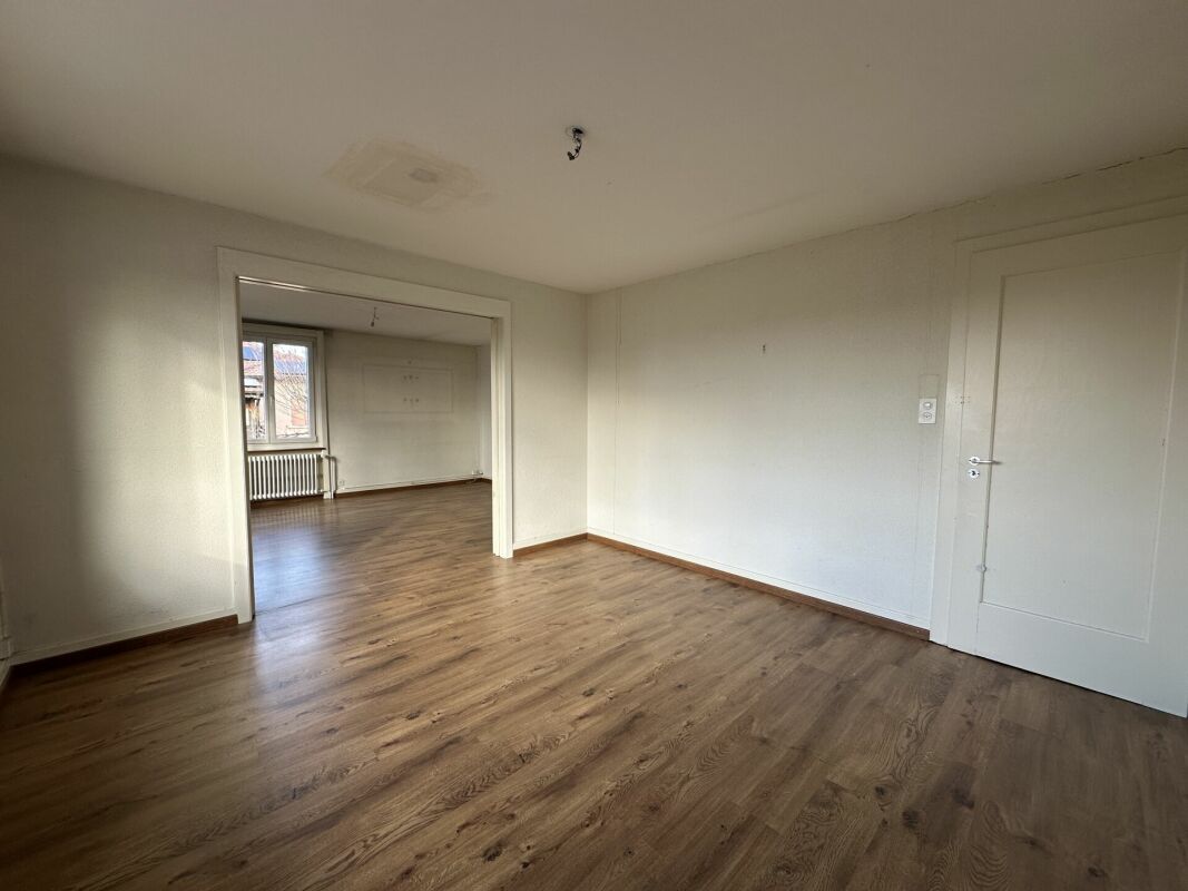 Leerer Wohnraum mit Durchgang