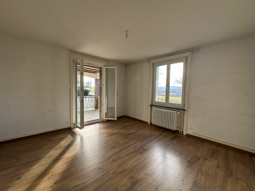 Leeres Zimmer mit Balkonzugang und Fenster