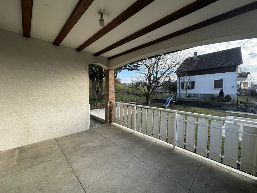 Überdachte Terrasse mit Blick in den Garten