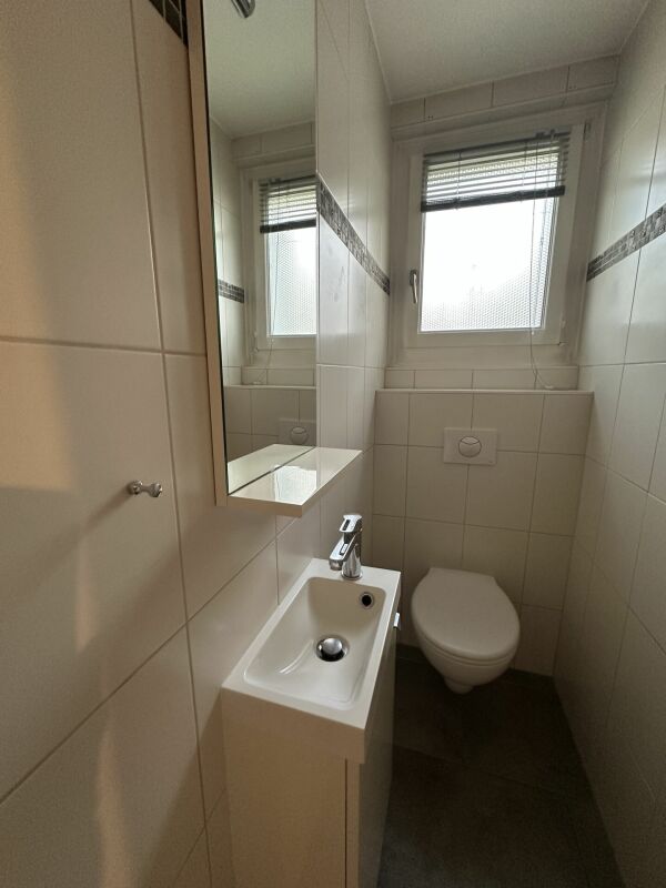 Kleines Gäste-WC mit Fenster
