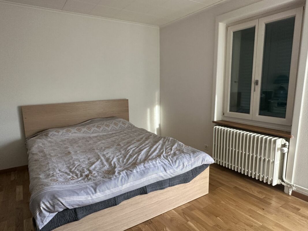 Schlafzimmer mit Bett und Fenster
