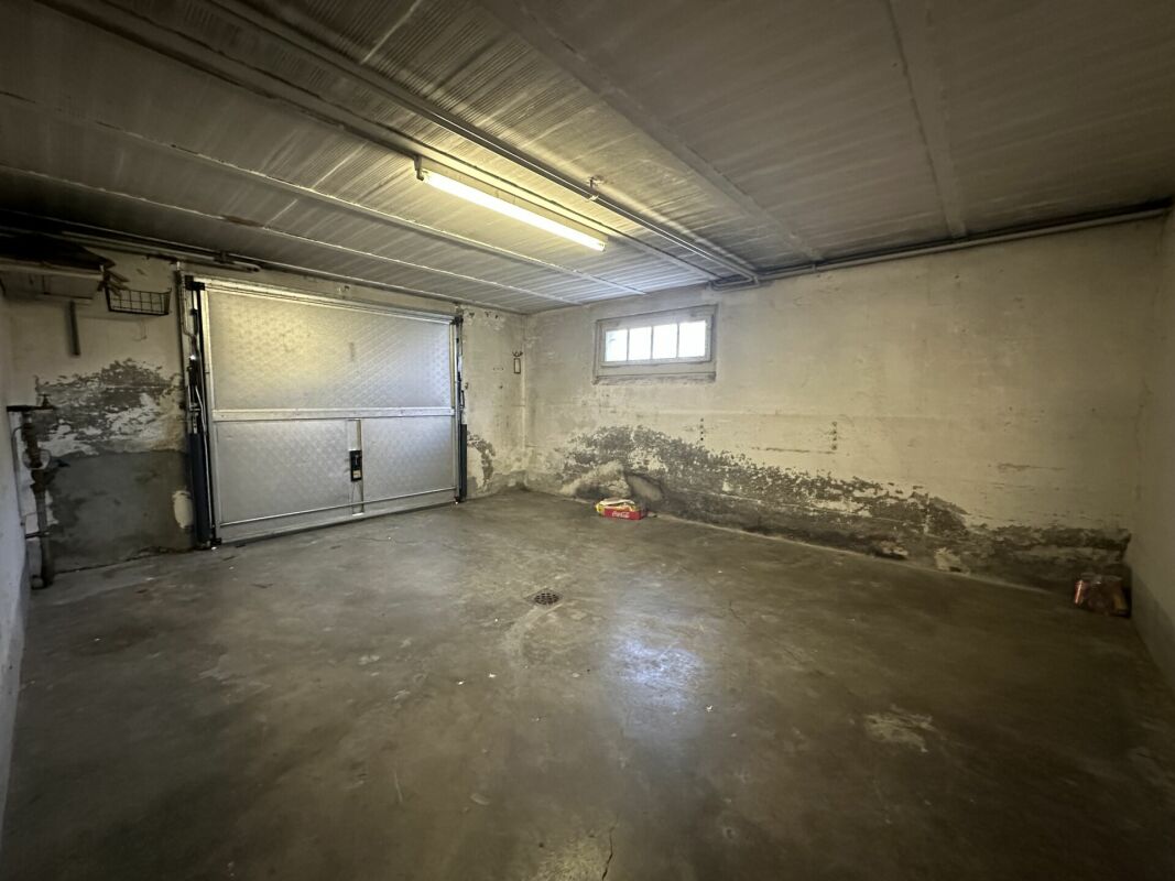 Garage mit Betonboden und großem Metalltor