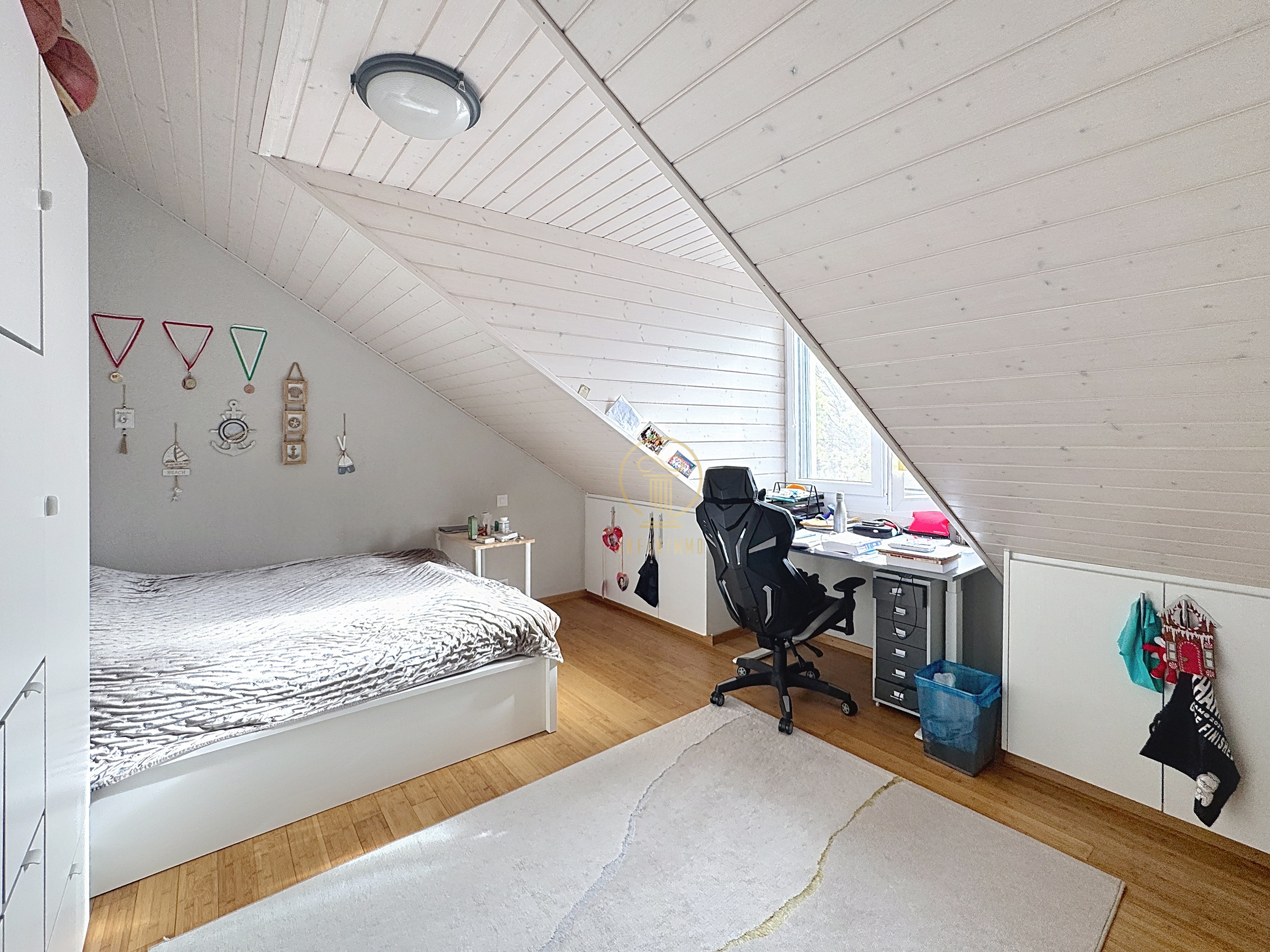 Dachgeschoss-Schlafzimmer mit Arbeitsbereich