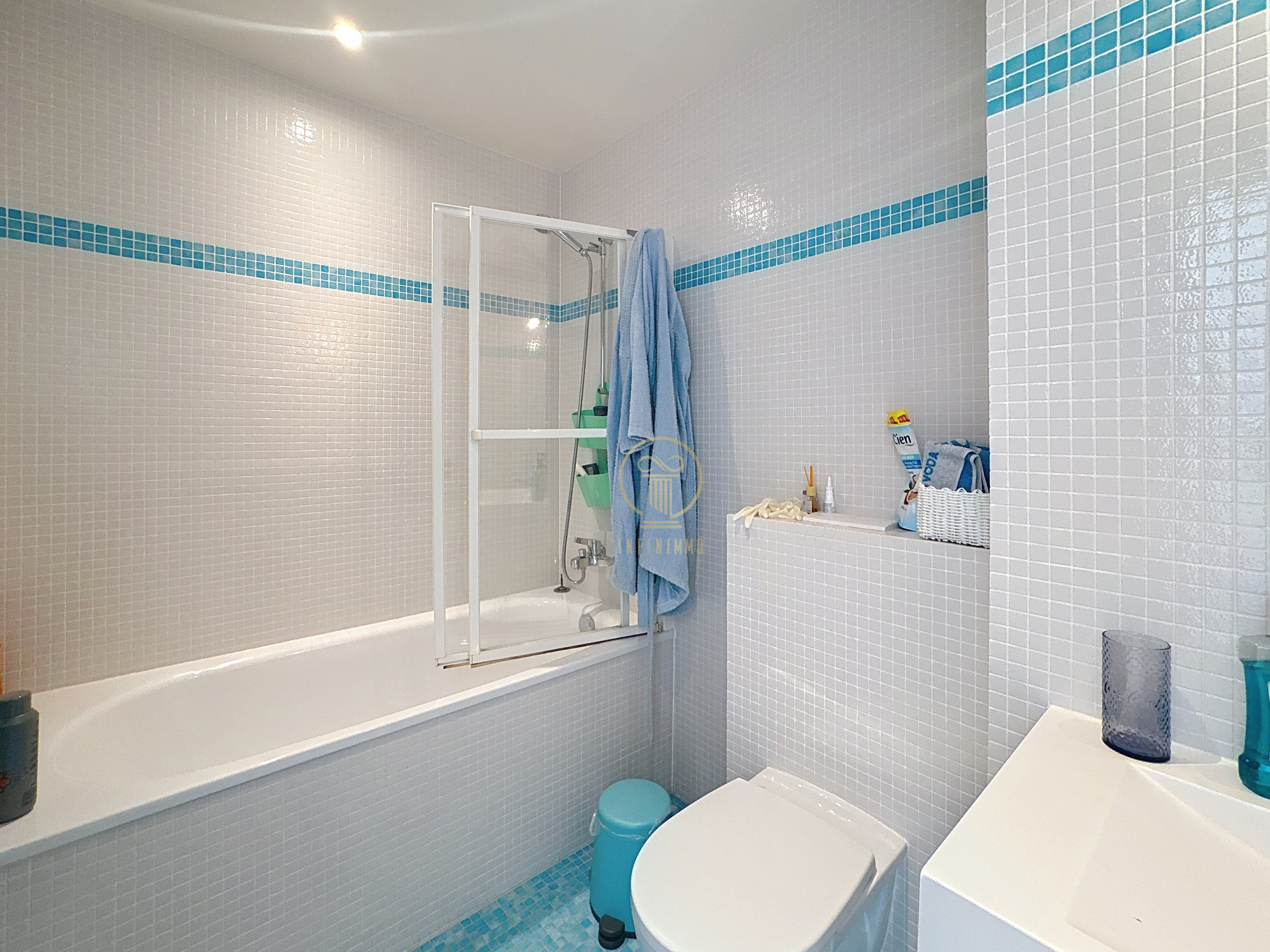 Badezimmer mit Badewanne und Dusche
