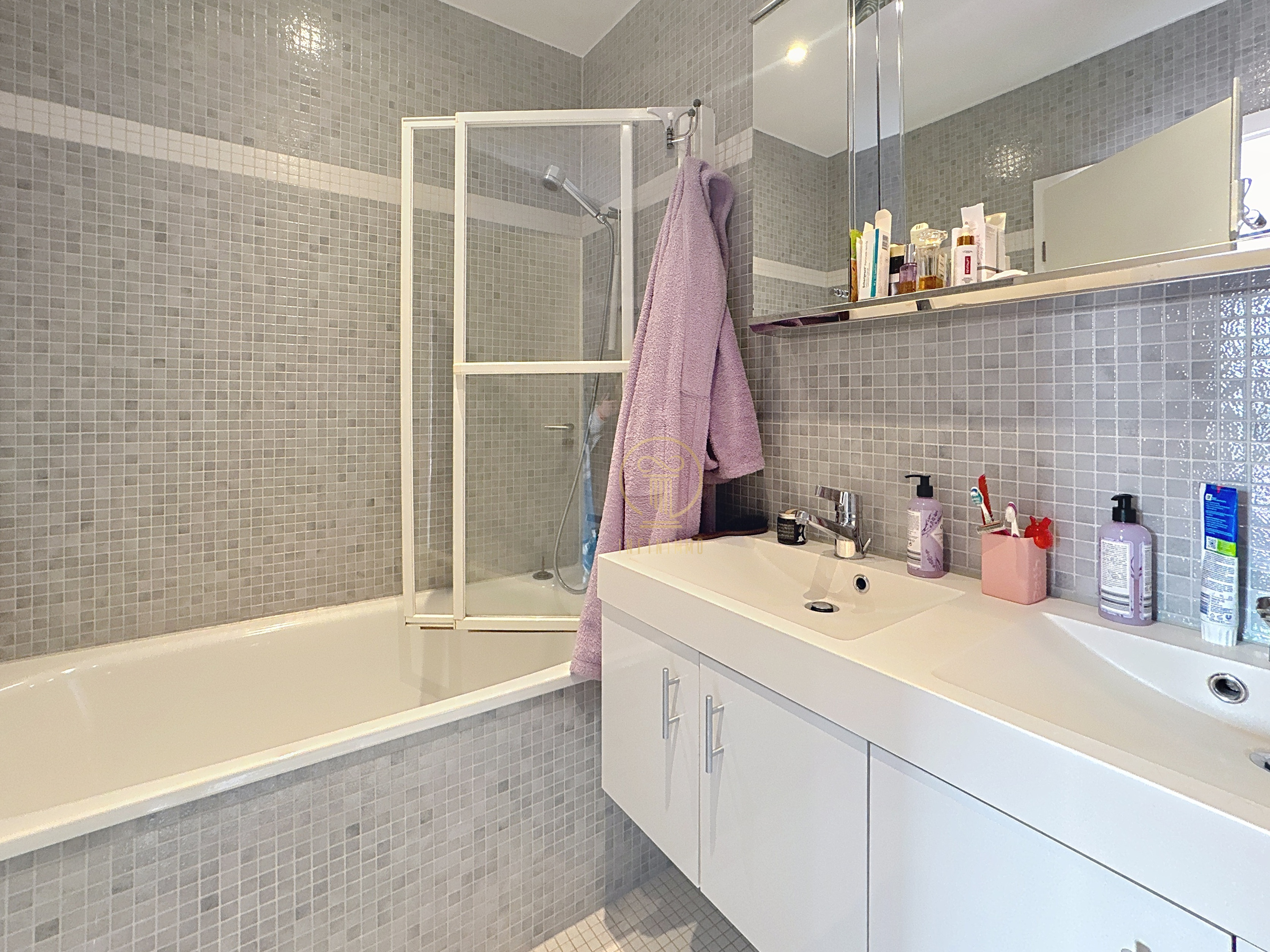 Badezimmer mit Badewanne und Waschtisch
