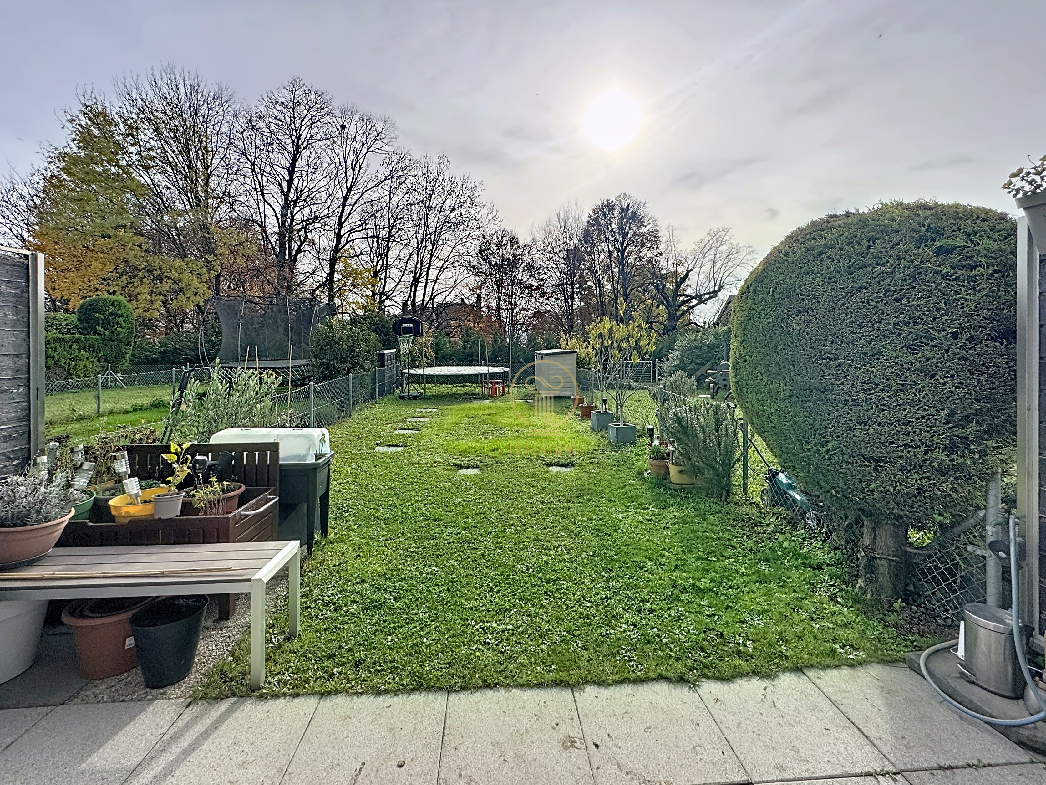 Großer Garten mit Rasen und Terrassenbereich
