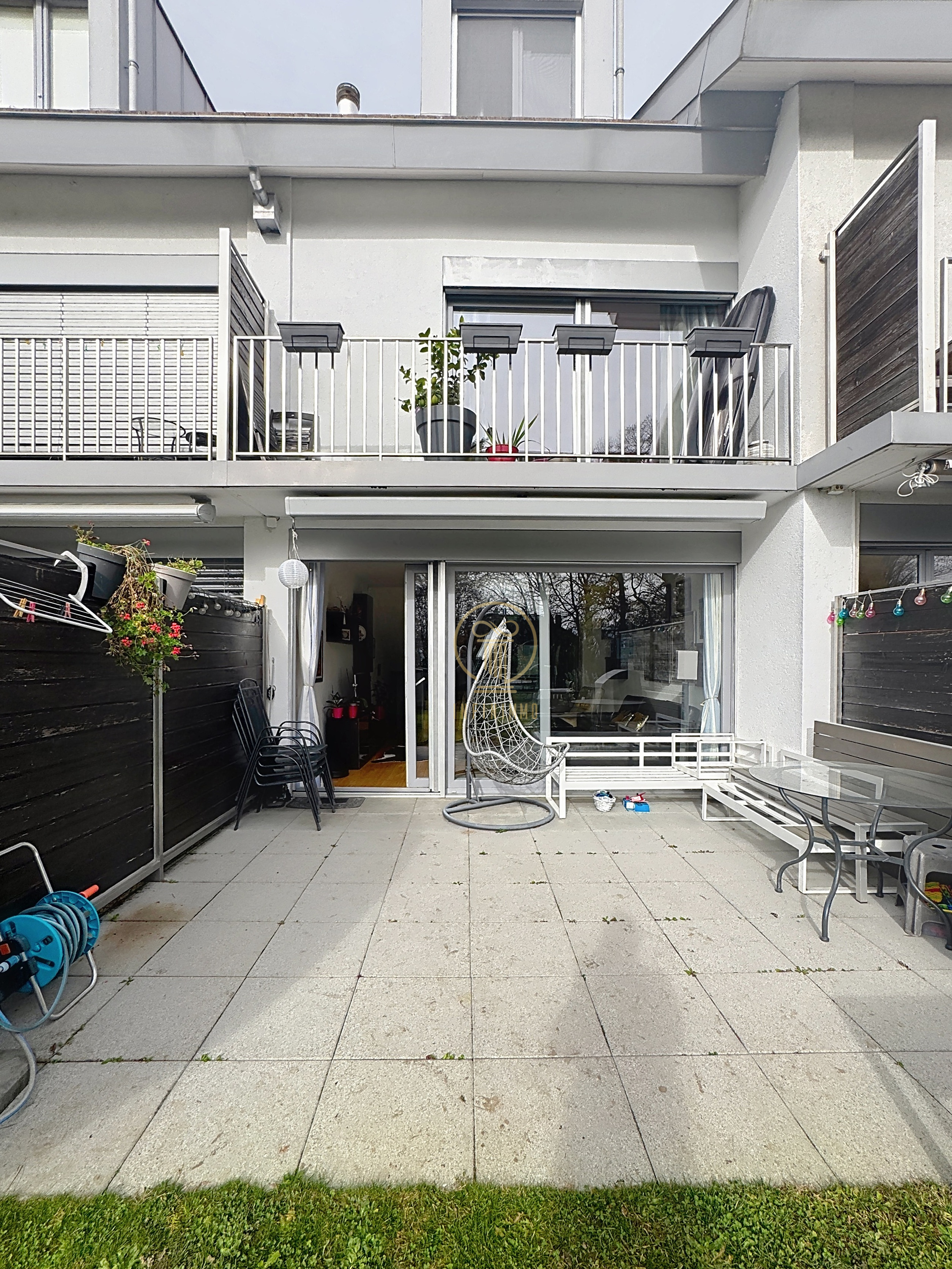 Moderner Balkon-/Terrassenbereich eines Wohnhauses