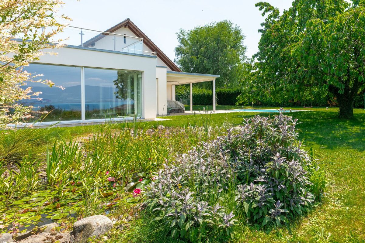 Moderne Villa mit großem Garten und Seeblick