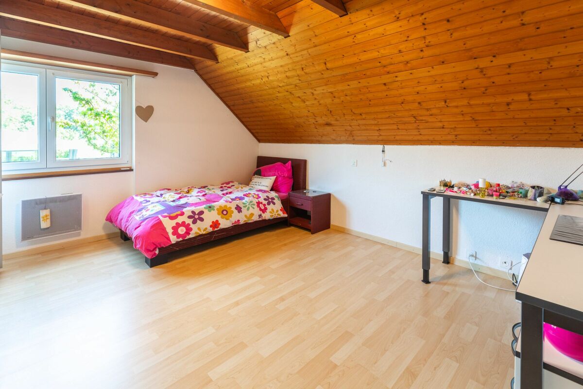 Dachgeschoss-Schlafzimmer mit Holzbalkendecke