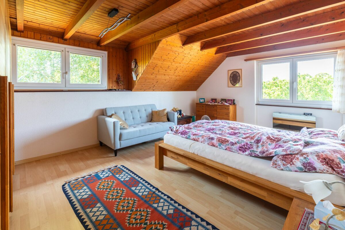 Dachgeschoss-Schlafzimmer mit Holzdecke